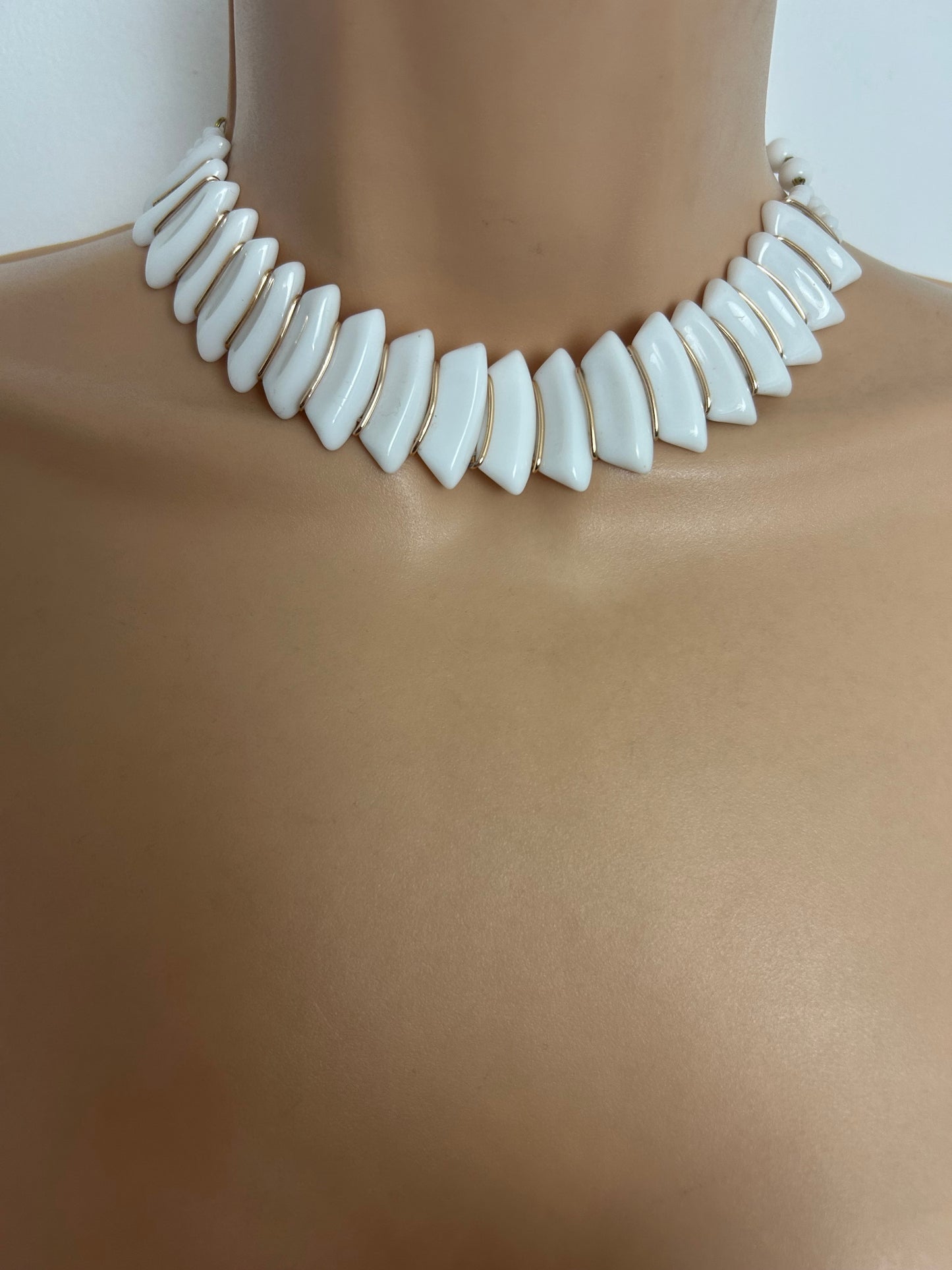 Vintage 1950s/1960s White Milk Glass Deco Style Choker Necklace