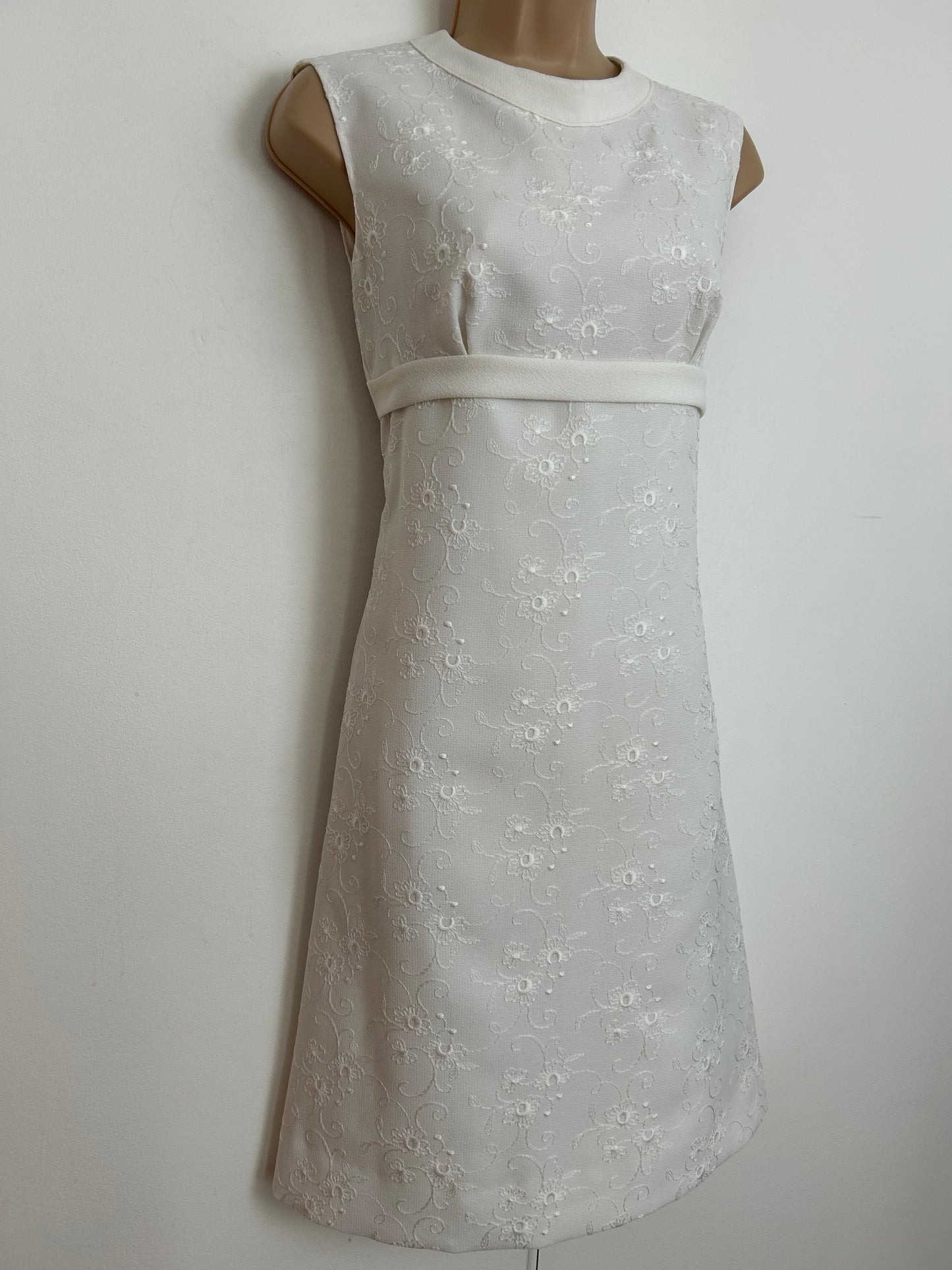 Vintage 1960s Size 6-8 White Embroidered Crimplene Summer Mod Shift Dress