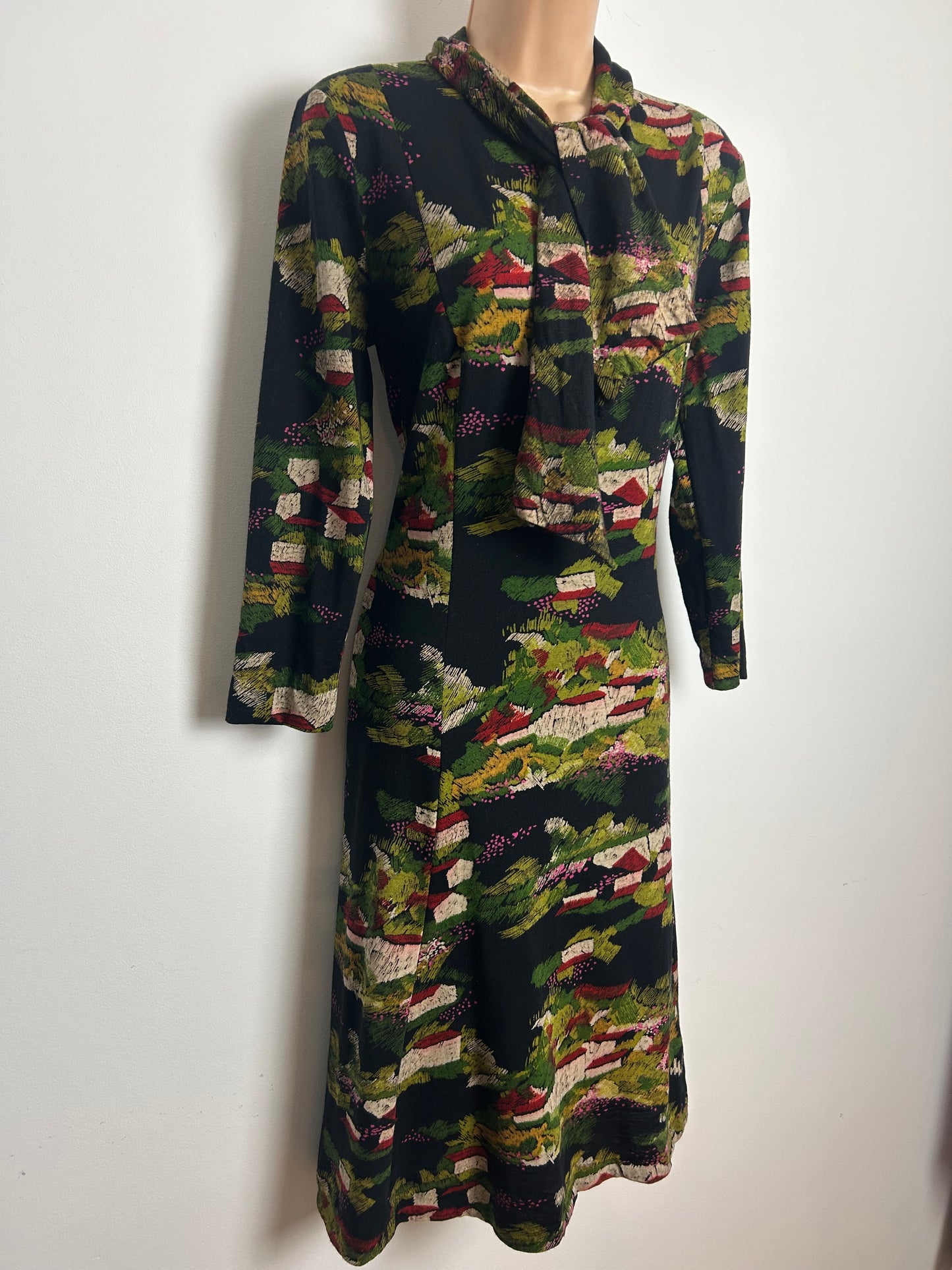 Vintage 1970s Size 10-12 Black Red Beige & Green Abstract Houses & Country Scene Jersey Dress