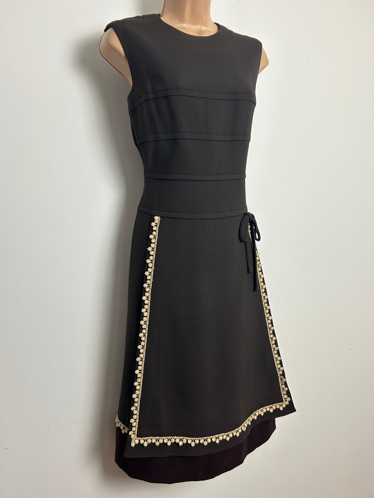 Vintage 1960s ZOLLNER Size 10 Brown Sleeveless Gold Lace Braid Trim Mod Dress