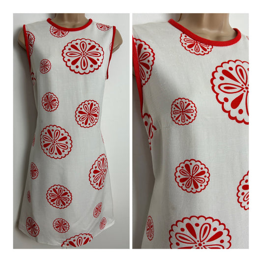 Vintage 1960's CORONET Size 10 White & Red Print Sleeveless Summer Mod Shift Dress