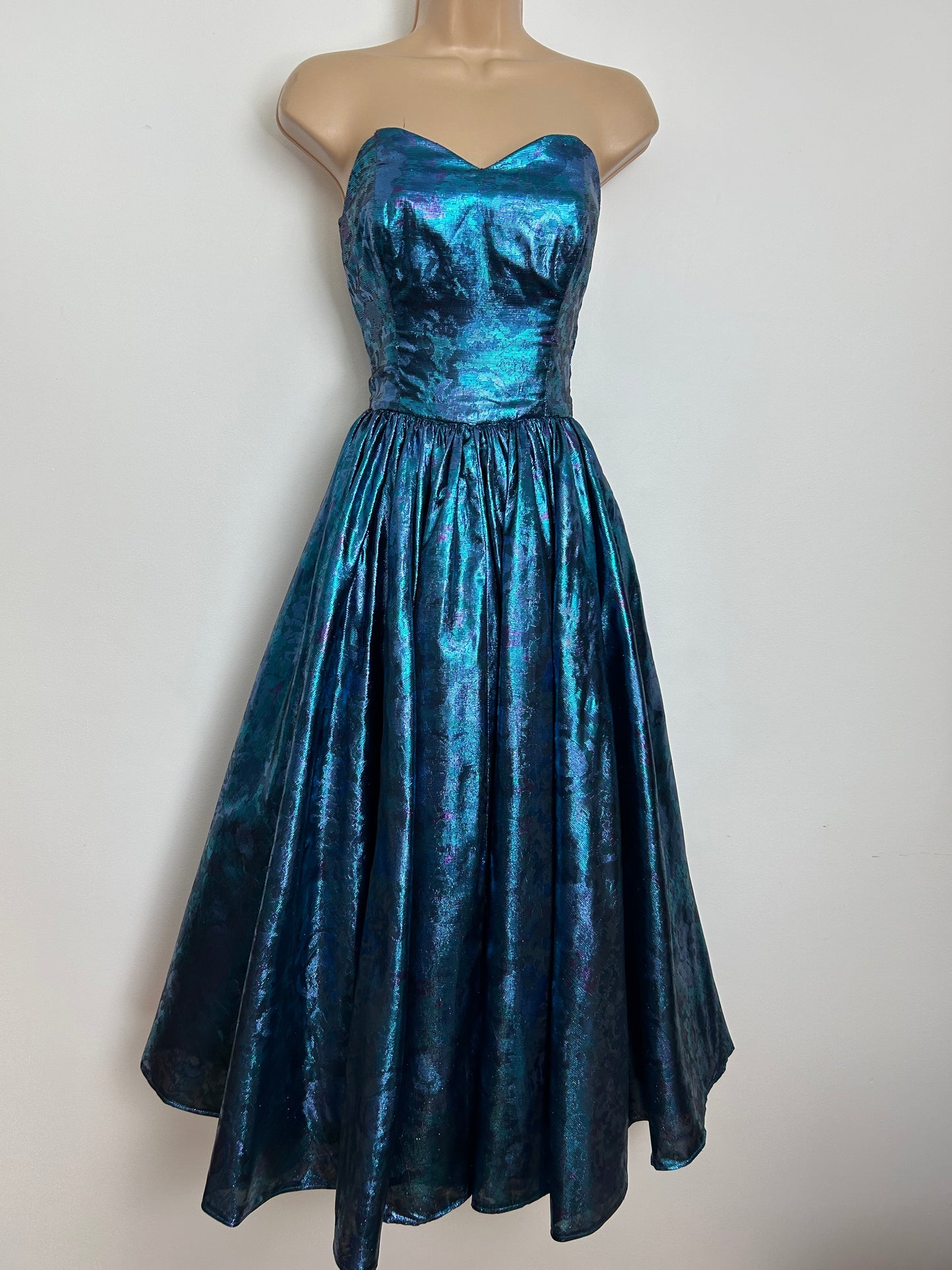 Vintage 1980s Size 8 Blue & Purple Metallic Lame Strapless Party Prom Ballgown Dress