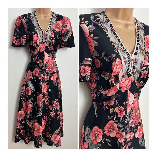 Vintage 1970s Size 8-10 Black & Dark Pink Floral & Border Print Short Sleeve Tie Back Day Dress