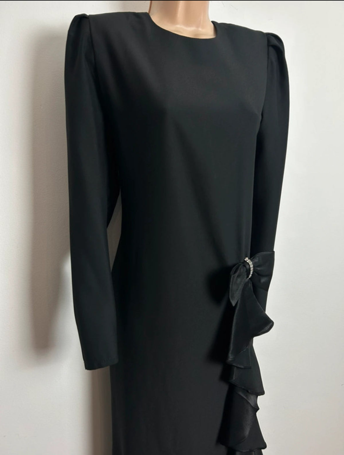Vintage 1980s Size 10 SILHOUETTES Black Long Sleeve Bow & Ruffle Detail Shift Party Evening Dress