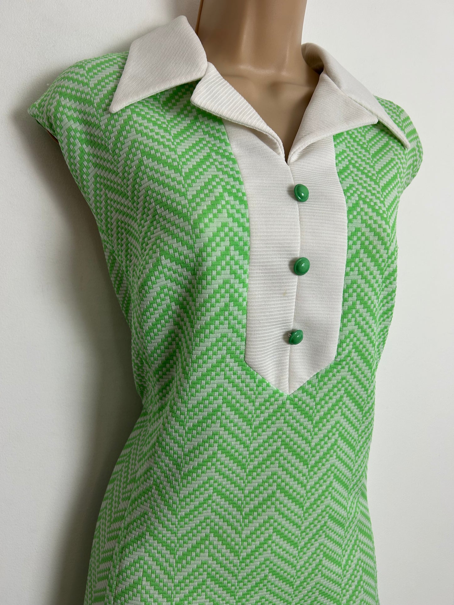 Vintage 1960s Size 14 Cute Green & White Chevron Stripe Pattern Sleeveless Mod Summer Shift Dress