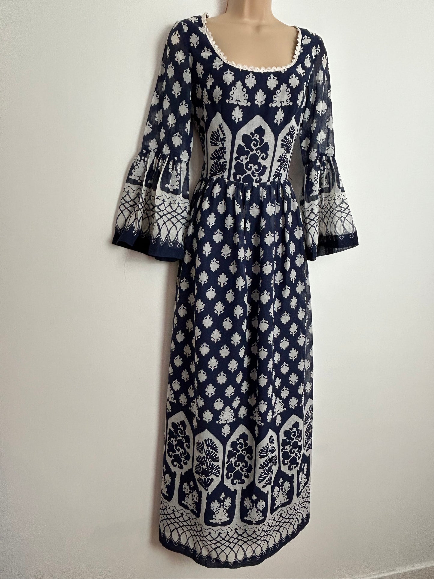 Vintage 1970s UK Size 8 Navy Blue & White Abstract Print Flared Cuff Cotton Mix Boho Maxi Dress