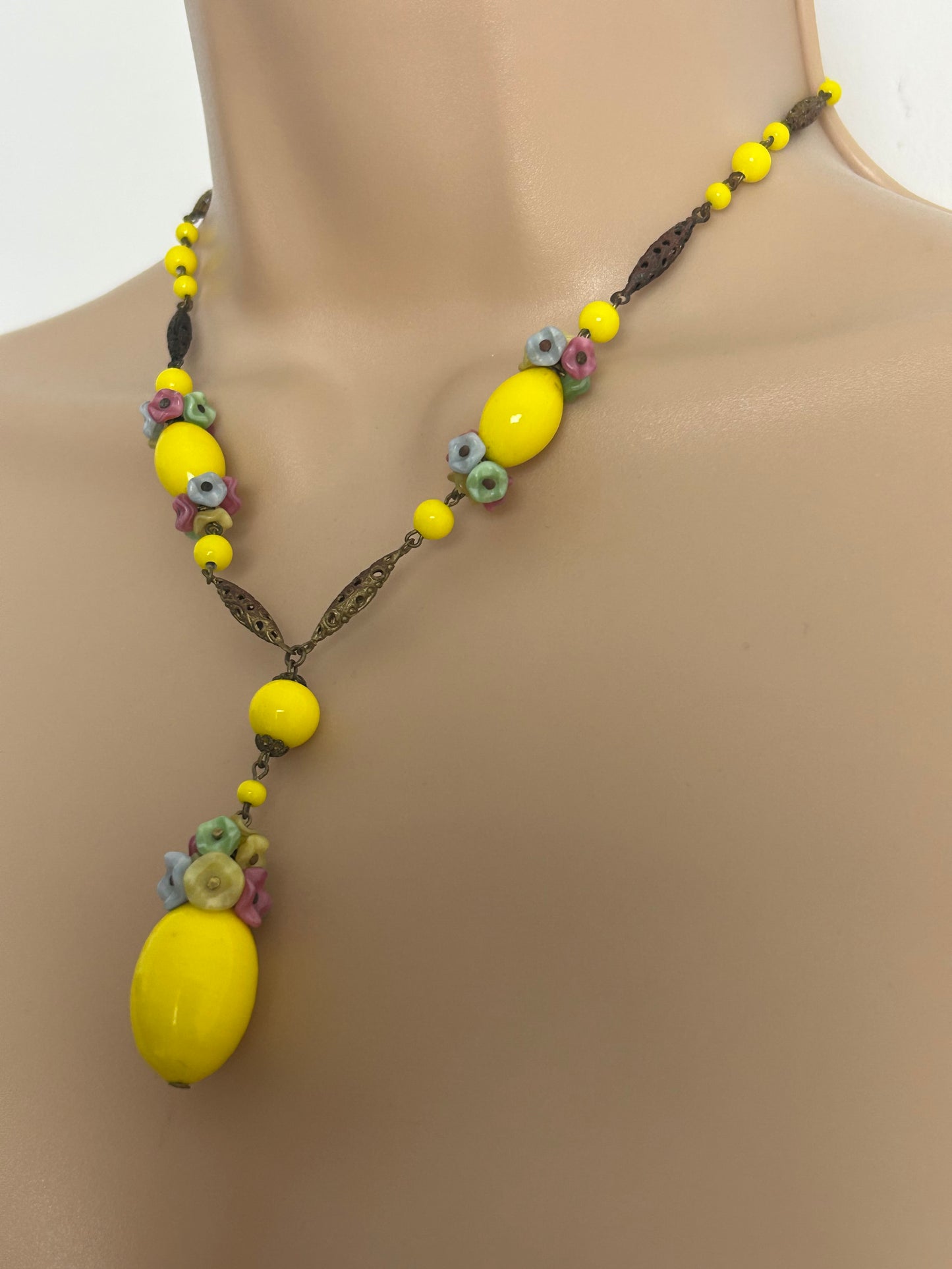 Vintage Beautiful Yellow Czech Glass & Flower Detail Gold Tone Necklace