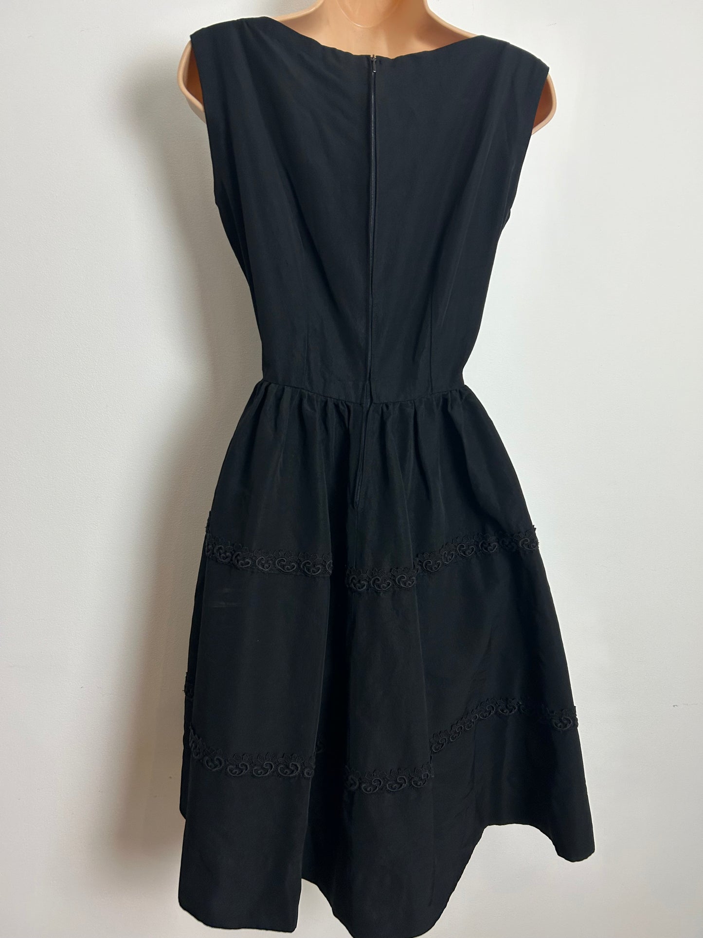 Vintage Late 1950s Size 8 Black Sleeveless Guipure lace Trim Fit & Flare Dress