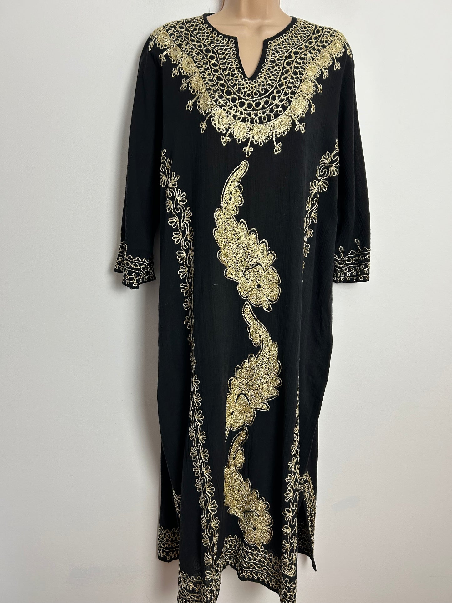 Vintage One Size Gorgeous Black & Gold Embroidered Detail Cheesecloth Cotton 3/4 Sleeve Midi Length Kaftan