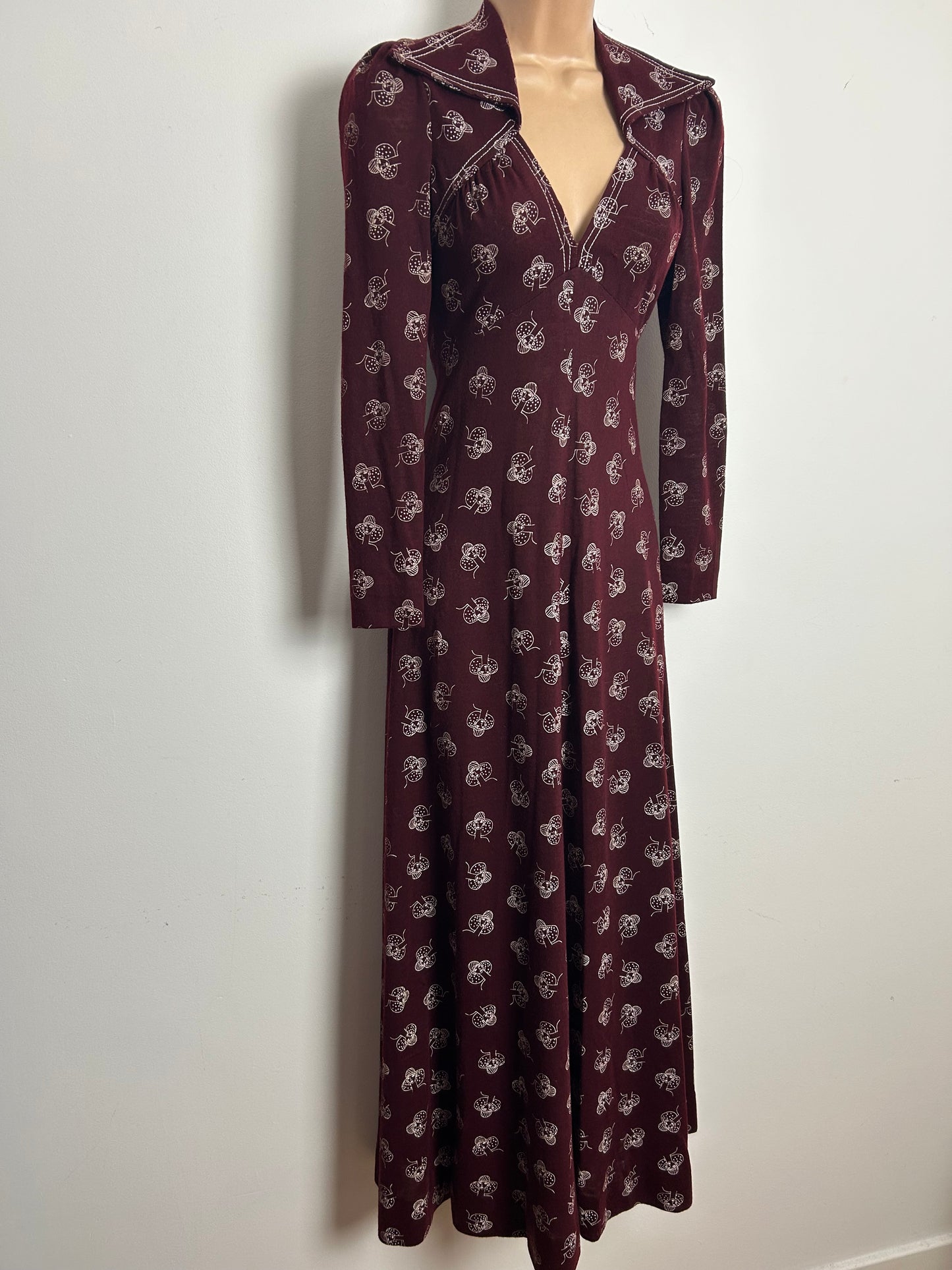 Vintage 1970s Size 6-8 Maroon Red Flapper Girls Face Novelty Print Long Size Jersey Maxi Dress