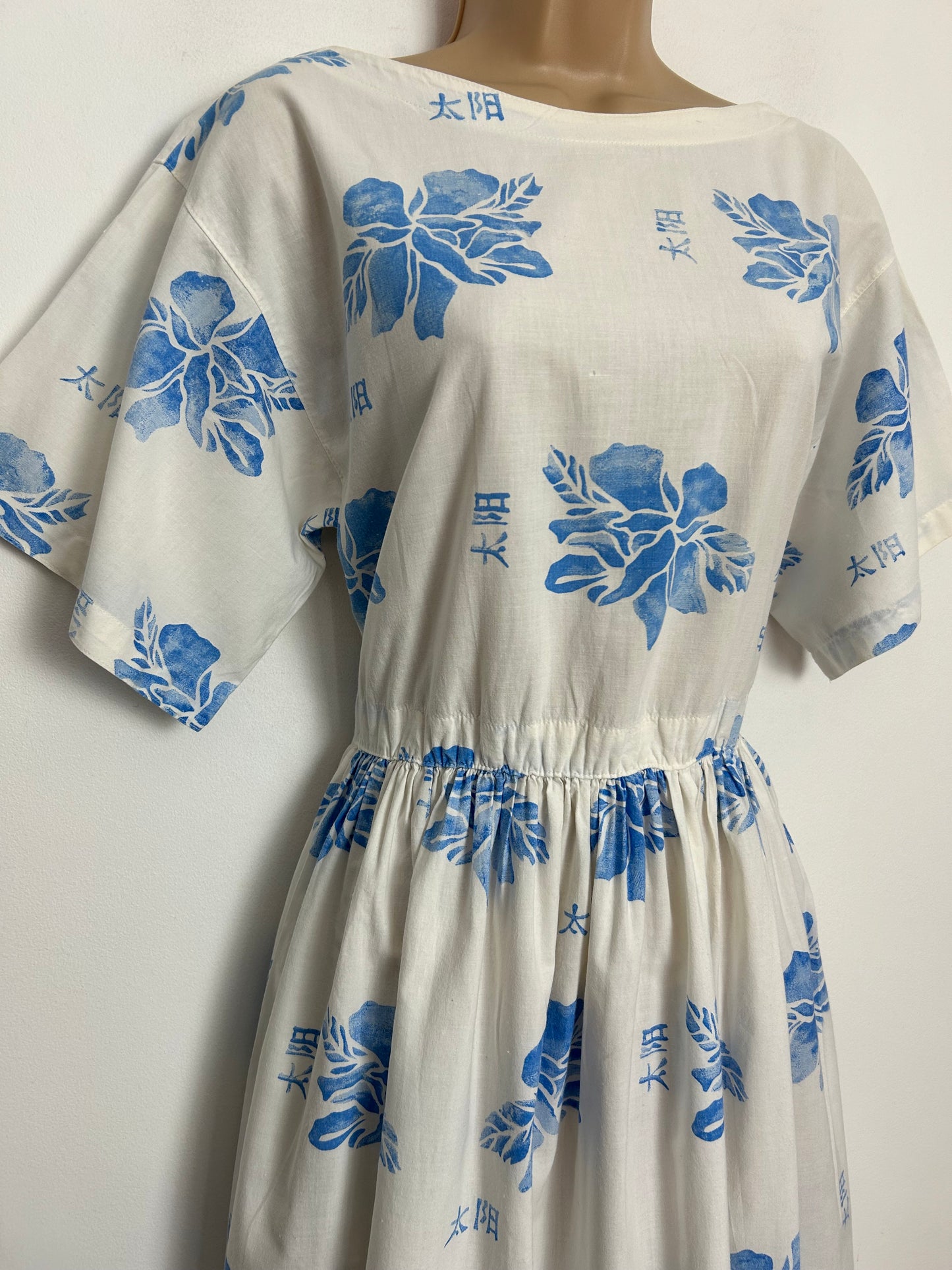 Vintage 1980s UK Size 10 White & Blue Floral & Japanese Letters Short Sleeve Criss Cross Back Summer Cotton Dress