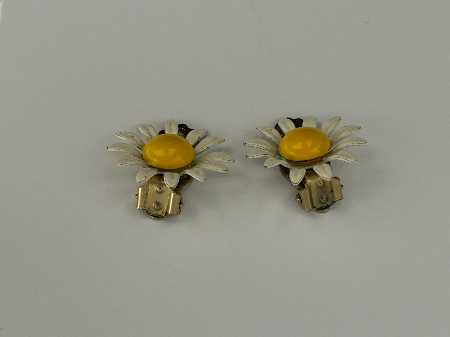 Vintage 1960s Cute Gold Tone White & Yellow Enamel Clip On Daisy Earrings