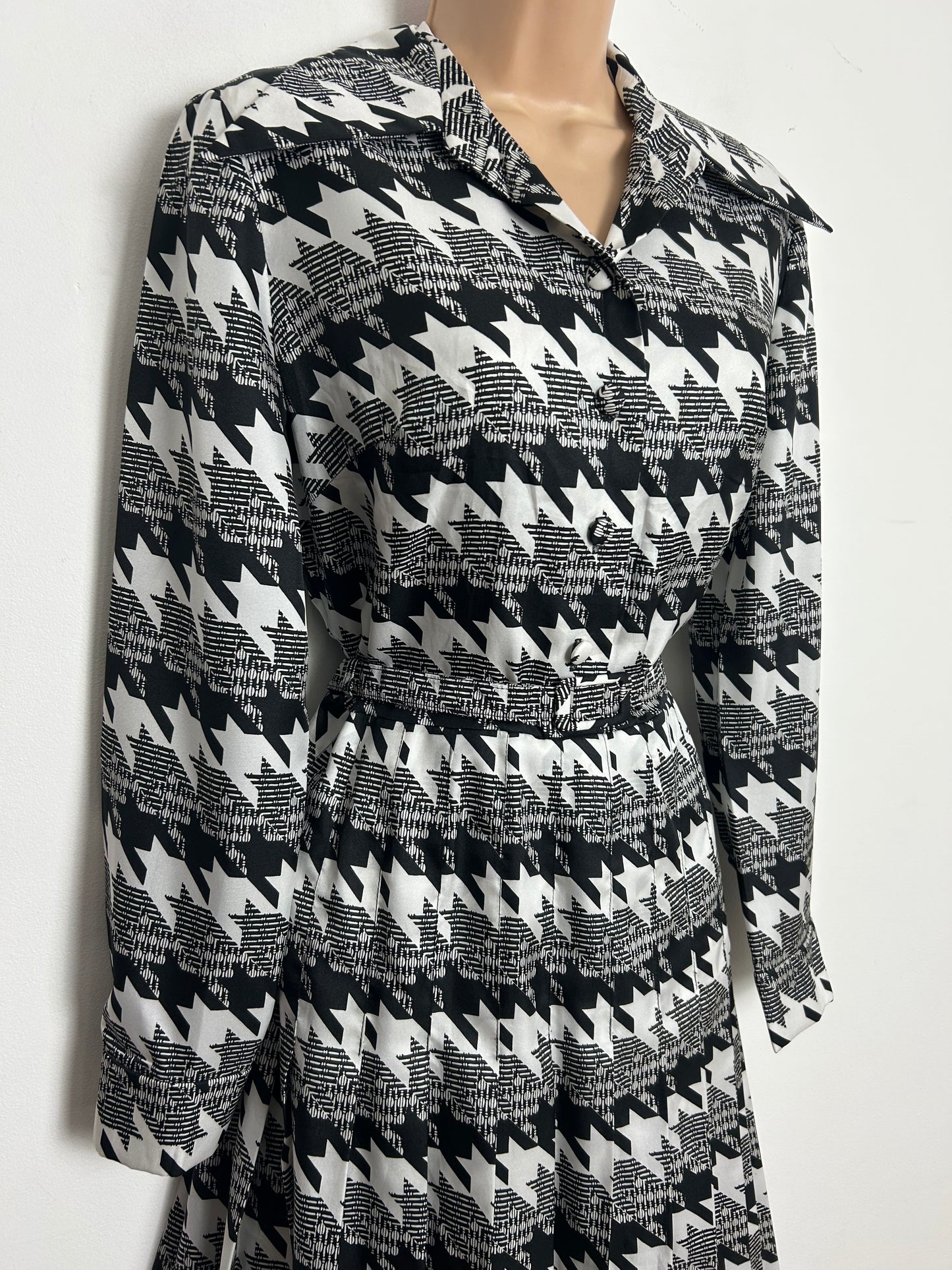 Vintage 1970s BUSSE COUTURE Size 10 Black & White Dogtooth Check Dagger Collar Belted Pleated Dress