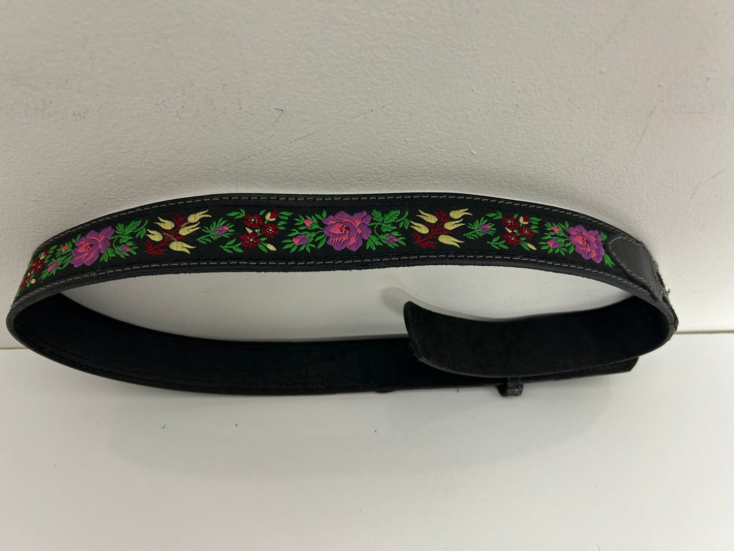 Vintage 1980s Black Leather & Floral Embroidered Detail Western Style Belt