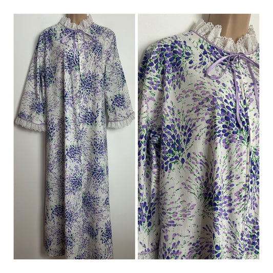 Vintage 1970s DAVID BROWN CALIFORNIA Up To Size 16 White & Purple Floral Print Lace Trim Hostess Gown House Coat