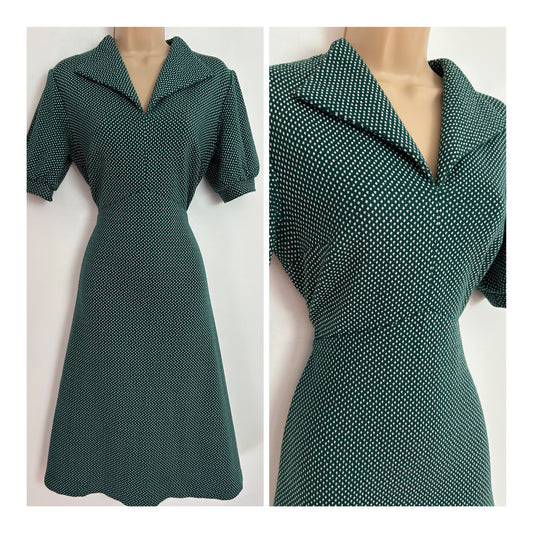 Vintage 1970s UK Size 10-12 Dark Green & White Wide Collared Short Sleeve Fit & Flare Dress