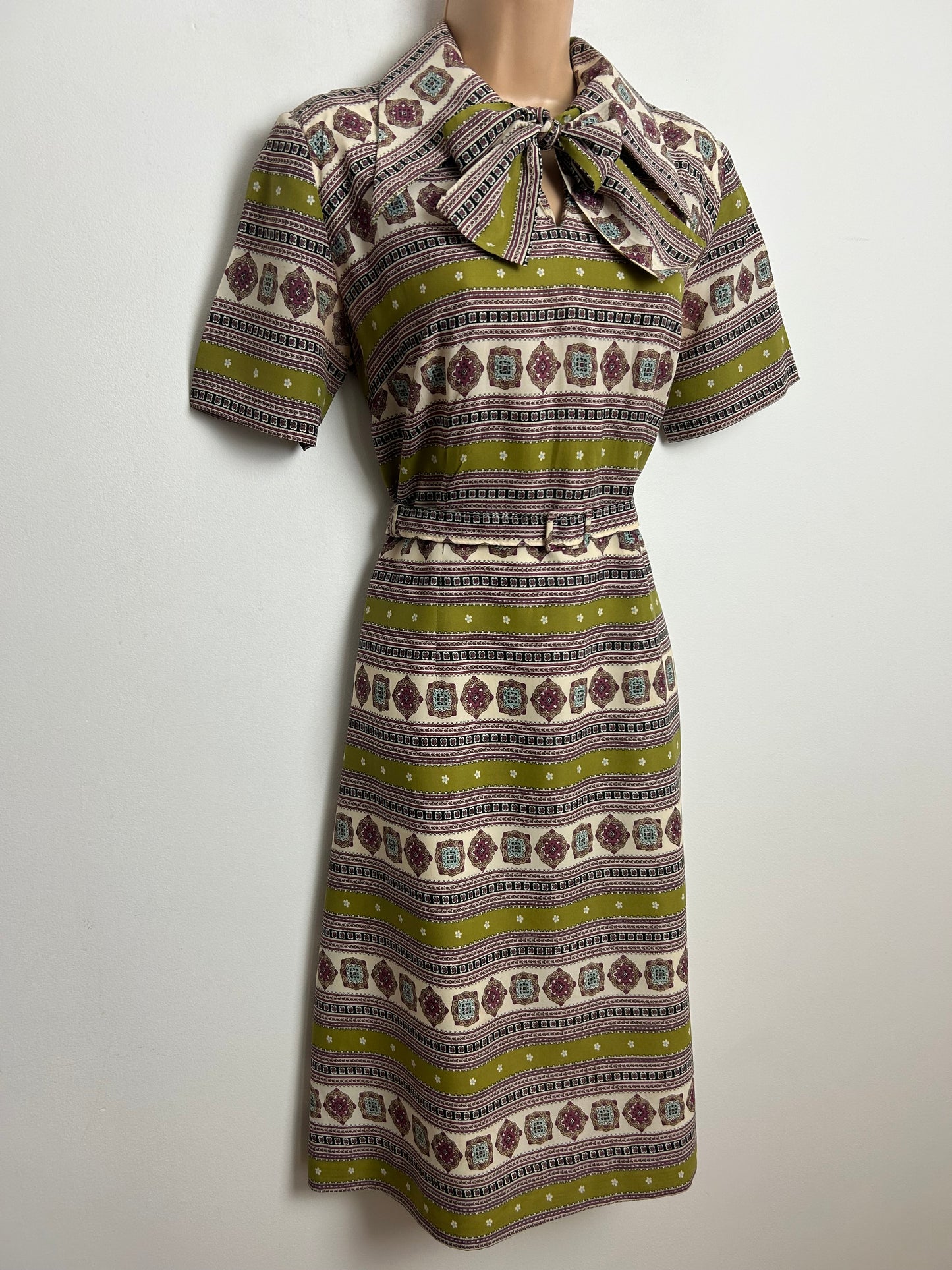 Vintage 1970s RODNEY Size 12 Olive Green Beige & Red Scarf Print Pussy Bow Dagger Collar Belted Dress