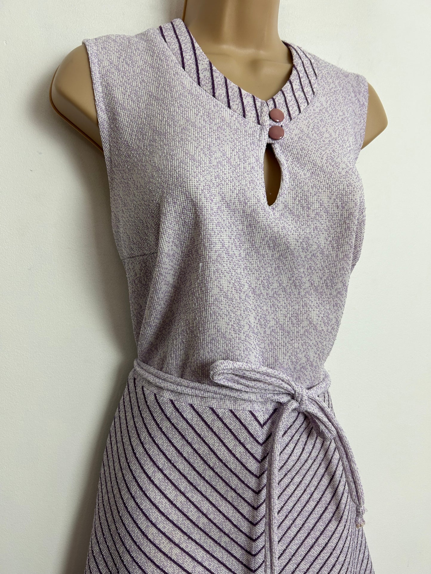 Vintage 1970s UK Size 14 Lilac & Purple Chevron Stripe Print Sleeveless Belted Mod Day Dress