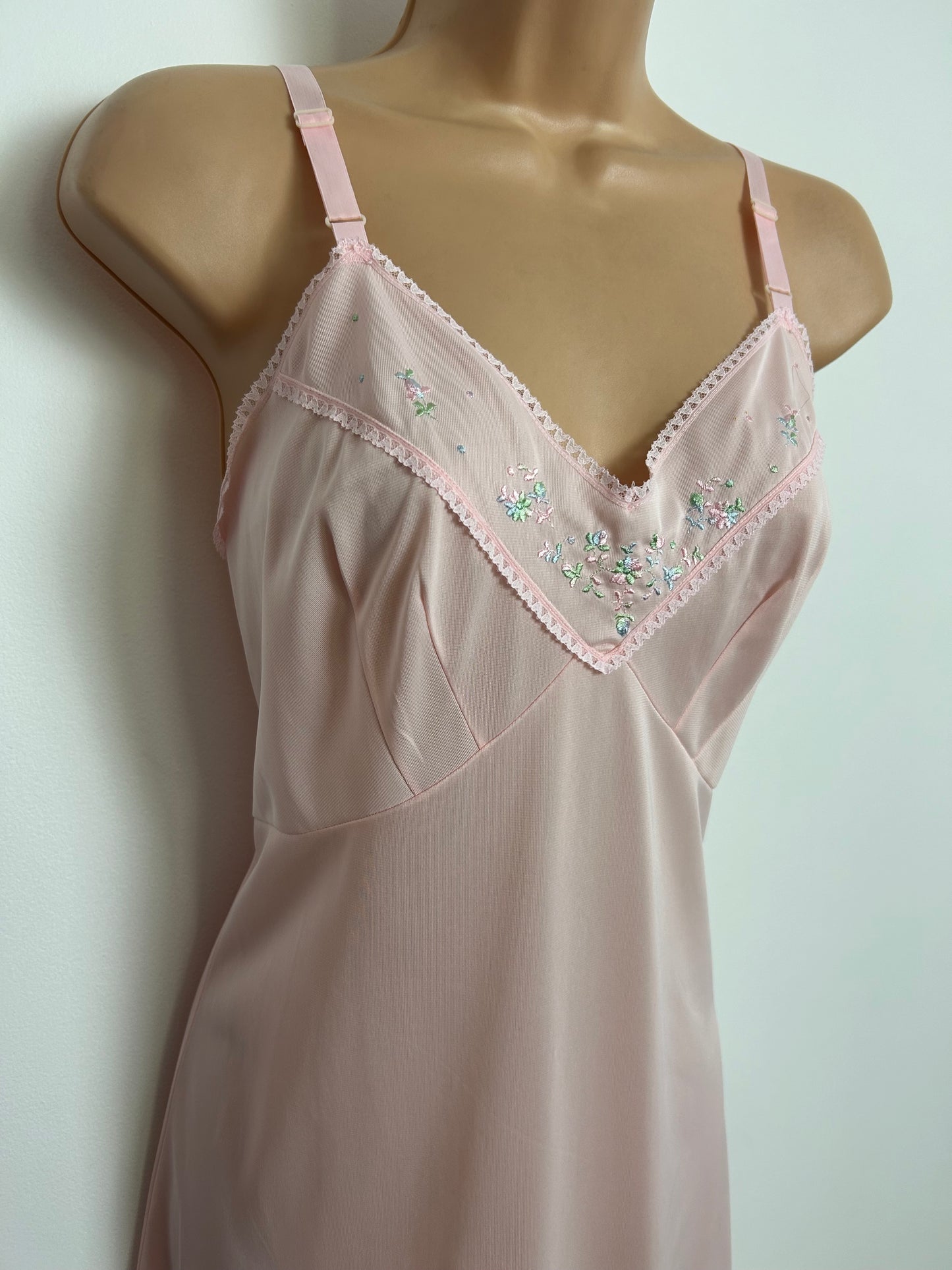 Vintage 1960s ARISTOCRAFT Size 12-14 Pretty Pale Pink Embroidered Detail Slip