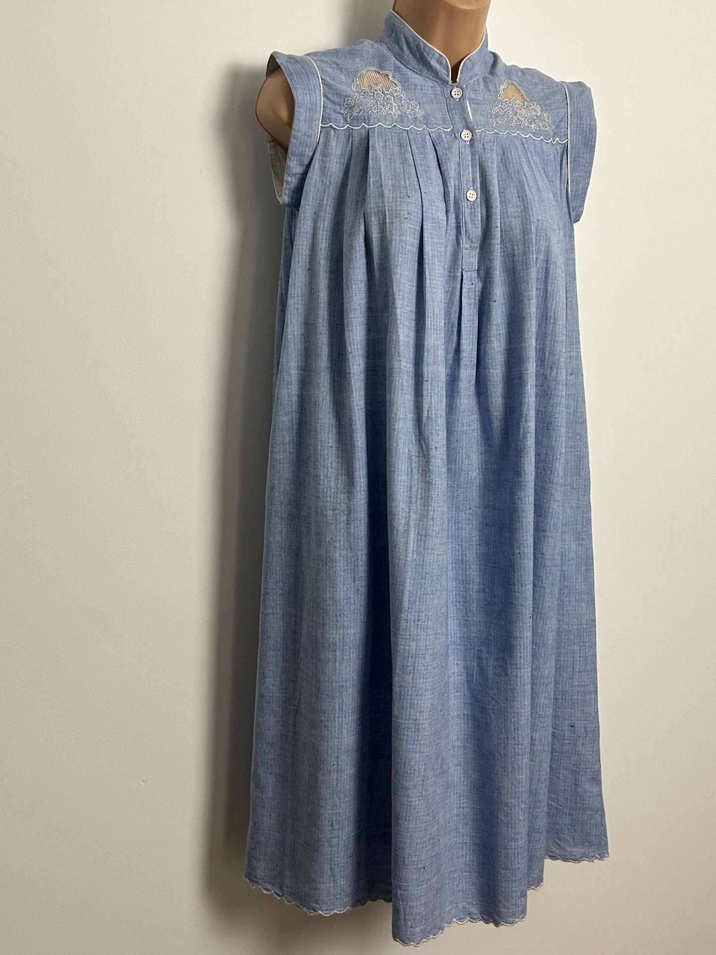 Vintage 1970s ROSHAFI Size 8 Pale Blue Chambray Pocket Detail Indian Cotton Smock Dress