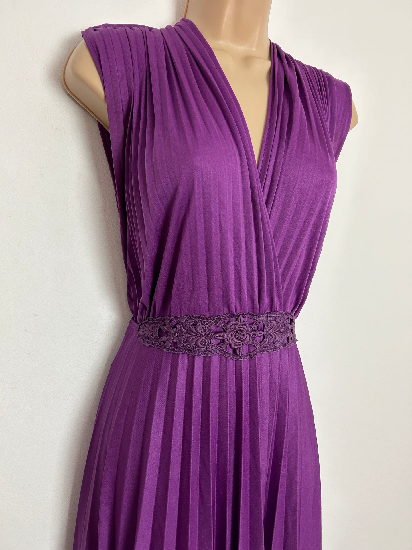 Vintage 1970s UK Size 6-8 Plum Purple Pleated Sleeveless Crochet Detail Tie Back Boho Occasion Maxi Dress (Copy)