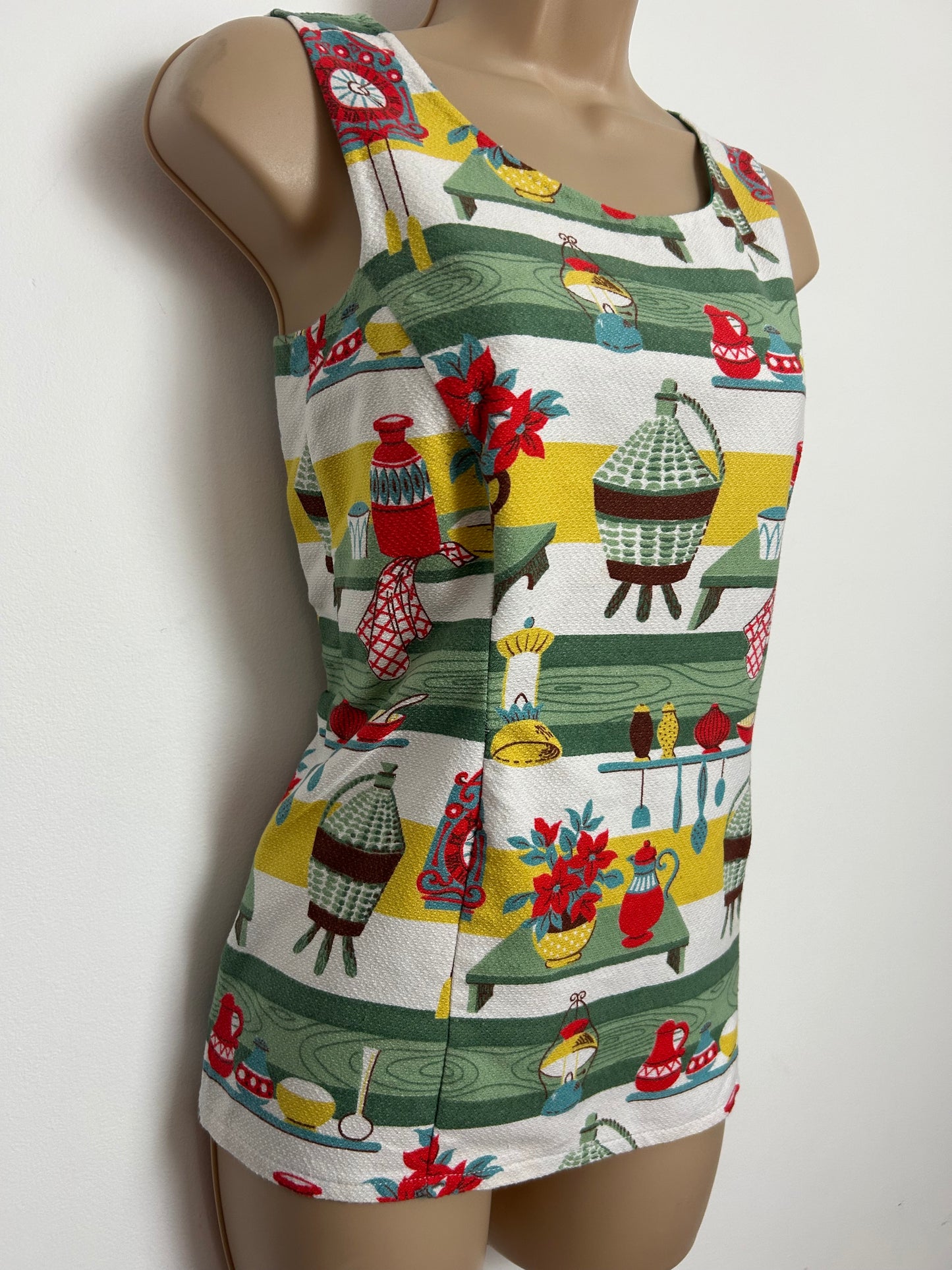 Vintage 1950s 1960s Size 8 AMAZING Ideal Home Scandi Kitchen Scene Novelty Print Cotton Top
