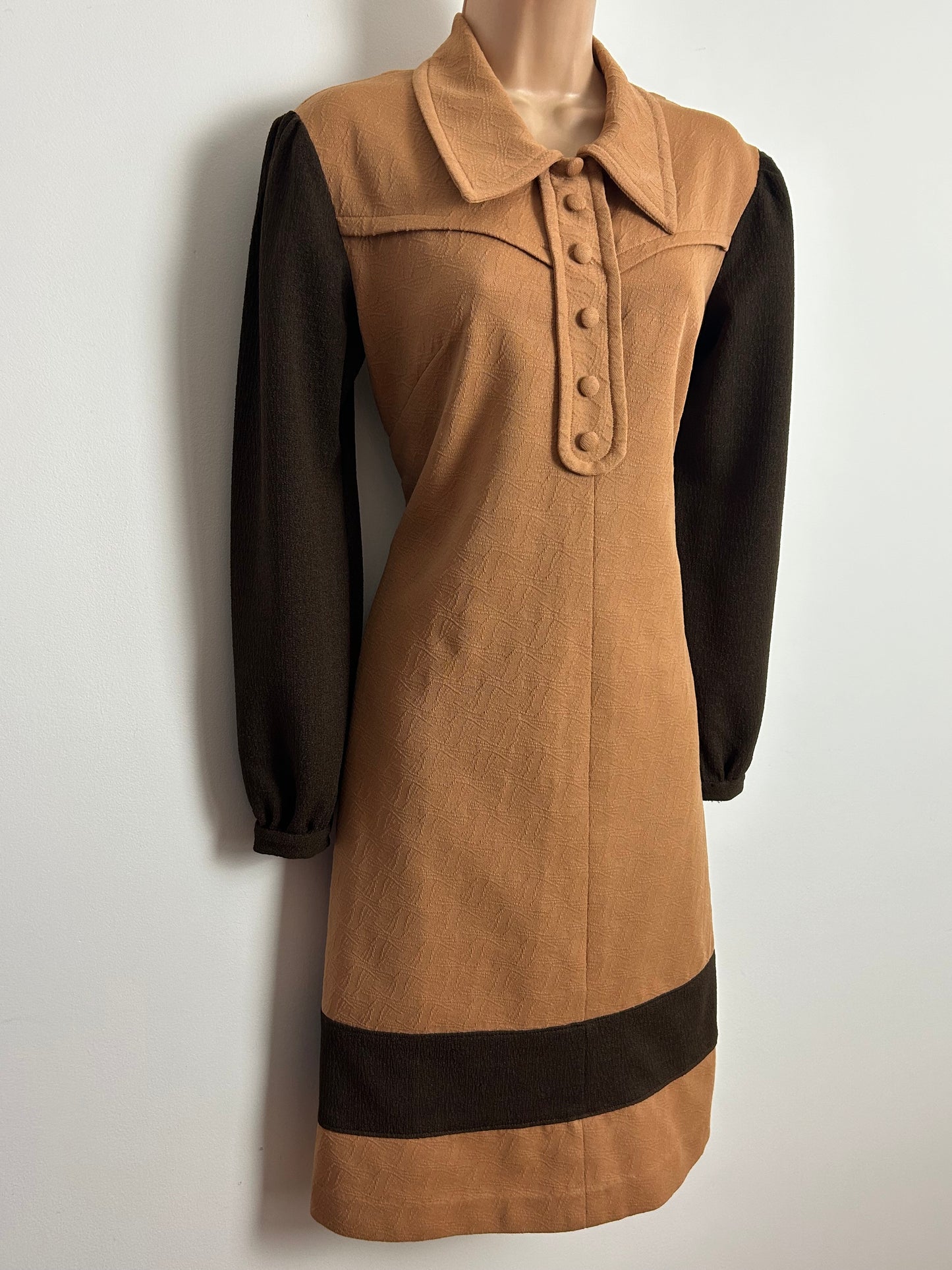 Vintage 1960s Size 12 Camel & Dark Brown Contrast Long Sleeve Crimplene Mod Shift Dress