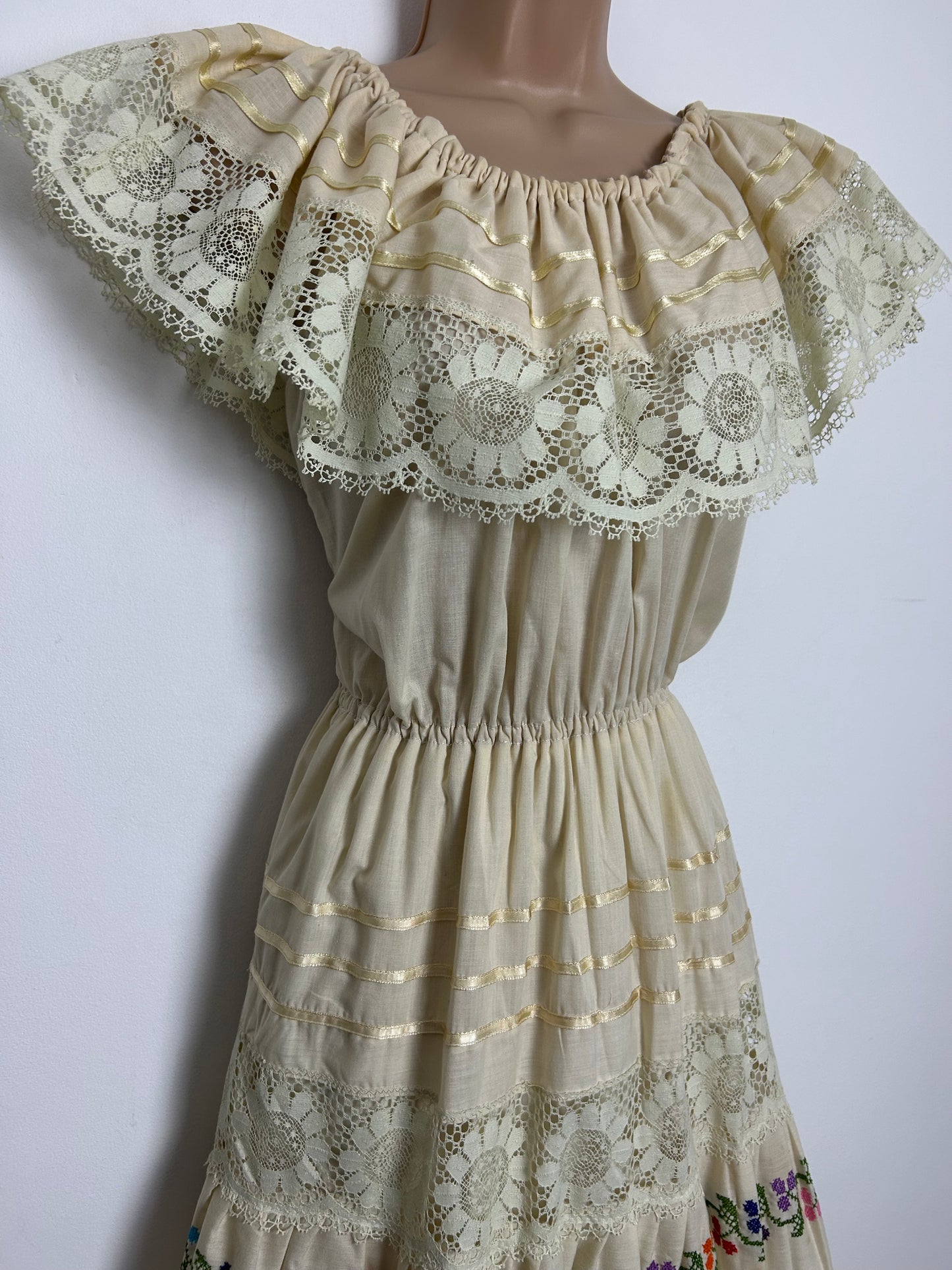 Vintage 1980s MEXICAN Size 10 Cream Lace & Embroidered Detail On/Off Shoulder Peasant Folk Style Dress