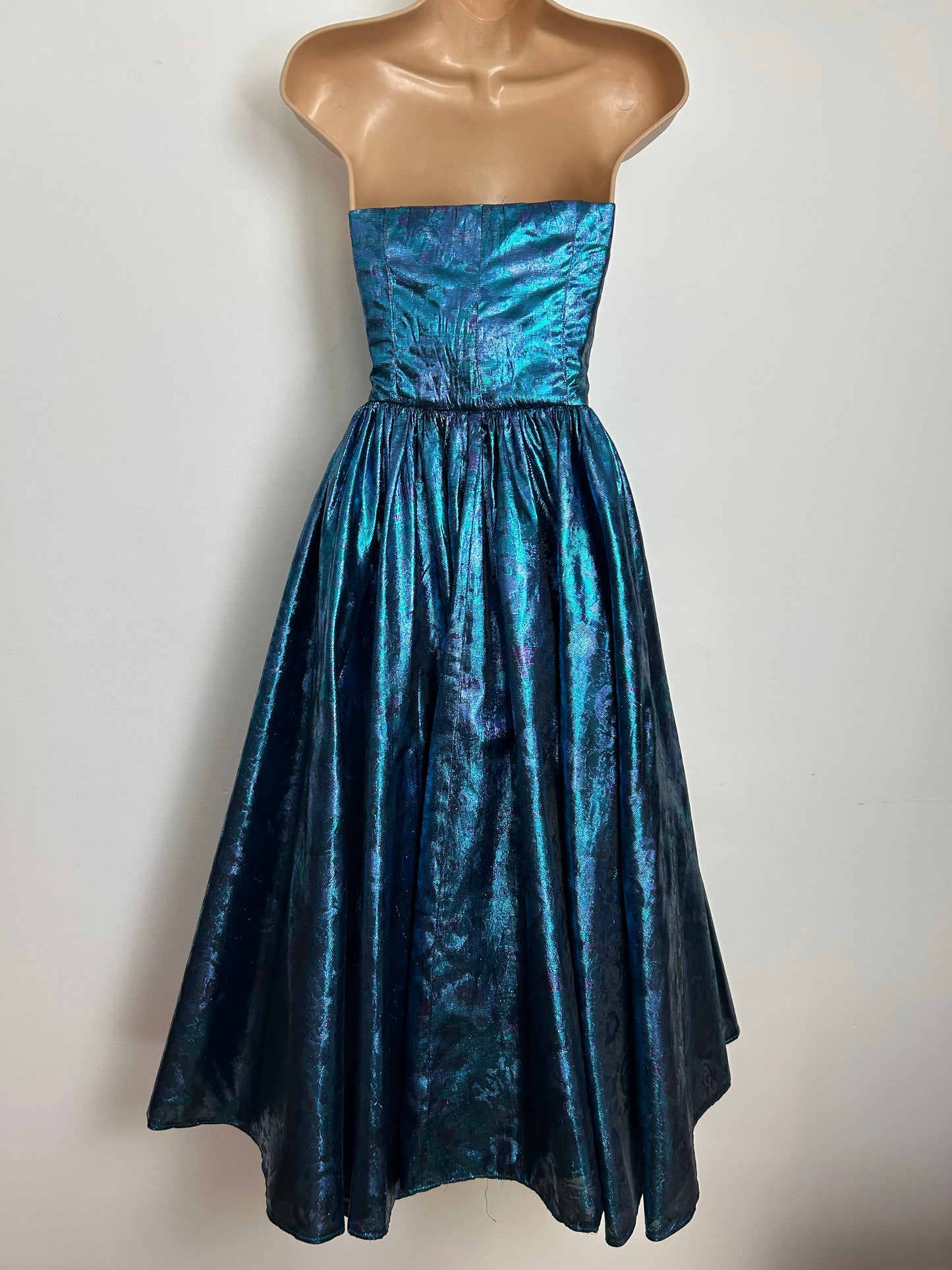 Vintage 1980s Size 8 Blue & Purple Metallic Lame Strapless Party Prom Ballgown Dress