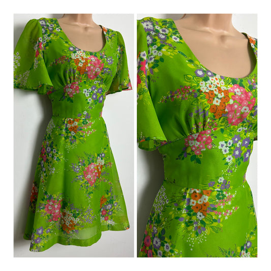 Vintage 1970s Size 6-8 Pretty Green Floral Print Flutter Sleeve Tie Back Dress