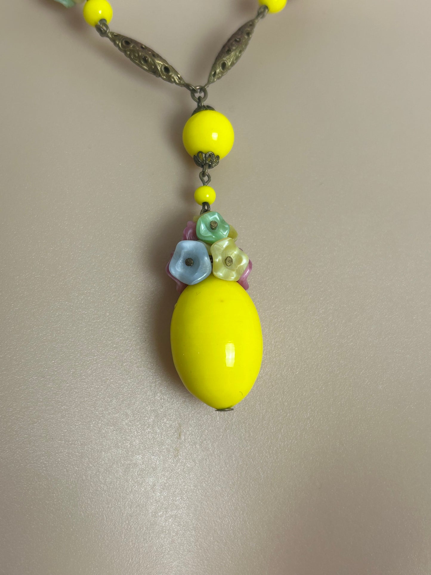 Vintage Beautiful Yellow Czech Glass & Flower Detail Gold Tone Necklace