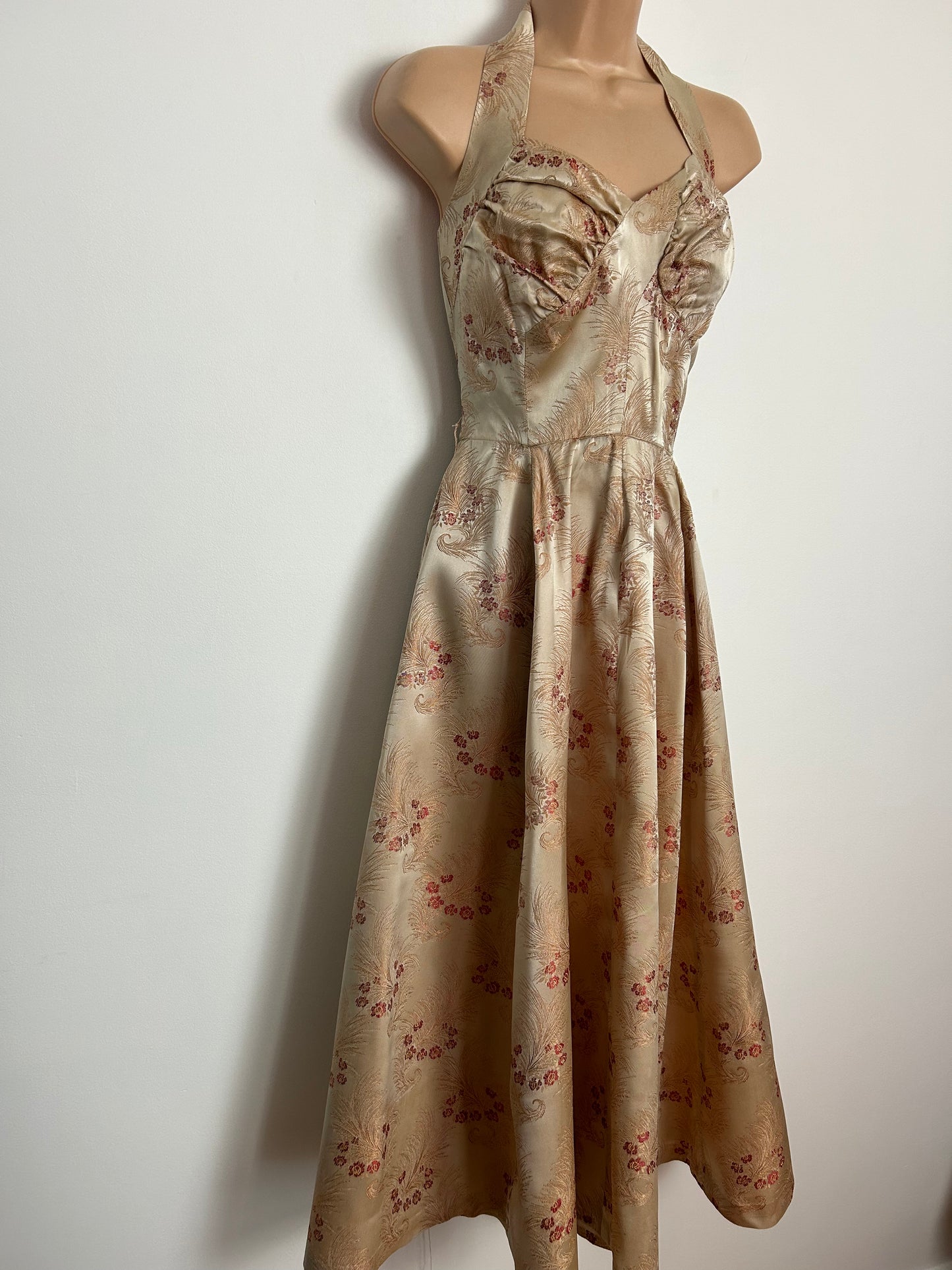 Vintage 1950s UK Size 10 Beautiful Pale Gold & Red Jacquard Silk Halter Neck Special Occasion Party Prom Dress