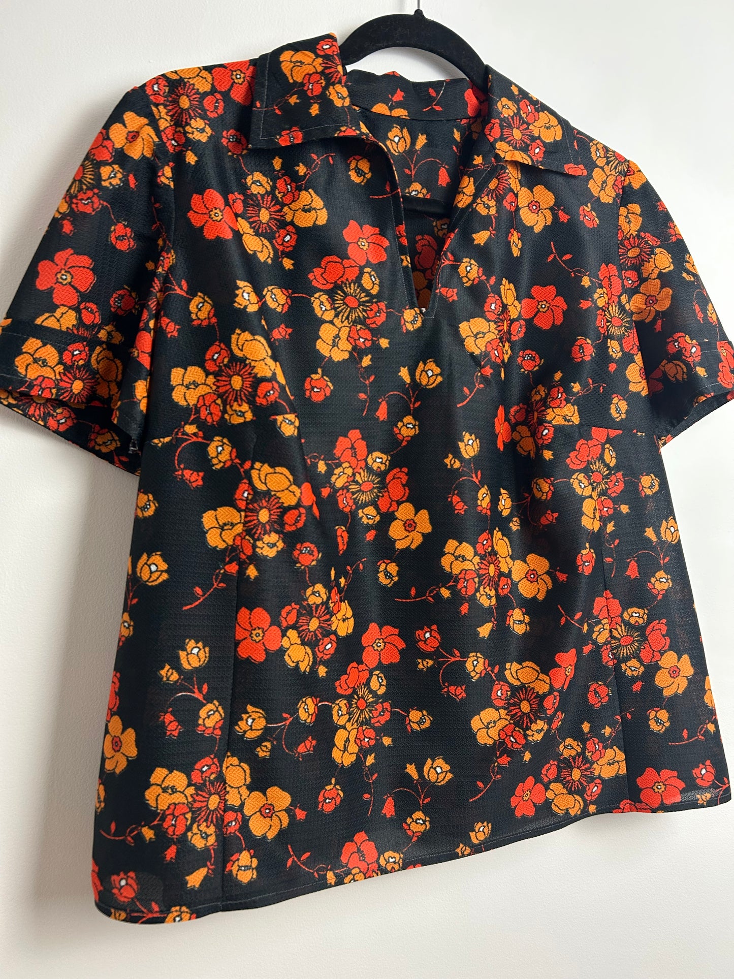 Vintage 1970s Size 16 Black & Orange Tones Floral Print Short Sleeve Shirt Style Top