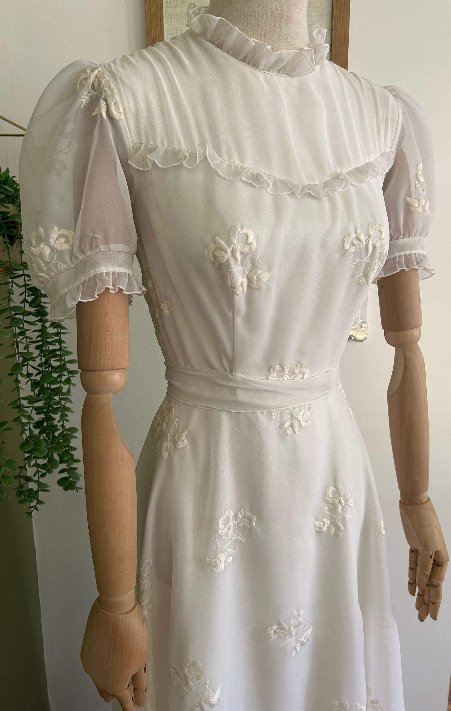 Vintage 1970s Size 4-6 White Chiffon Floral Embroidered Short Sleeve Wedding Dress