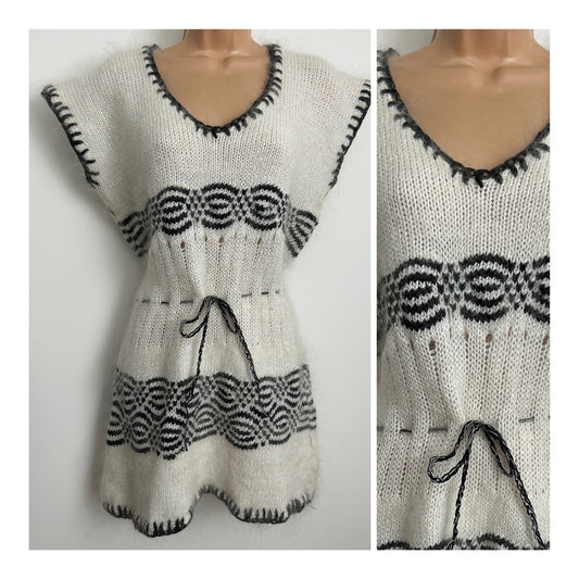 Vintage Late 1970s/Early 1980s Up To Size 14 White & Dark Grey Pull Tie Waist Tunic Style Jumper