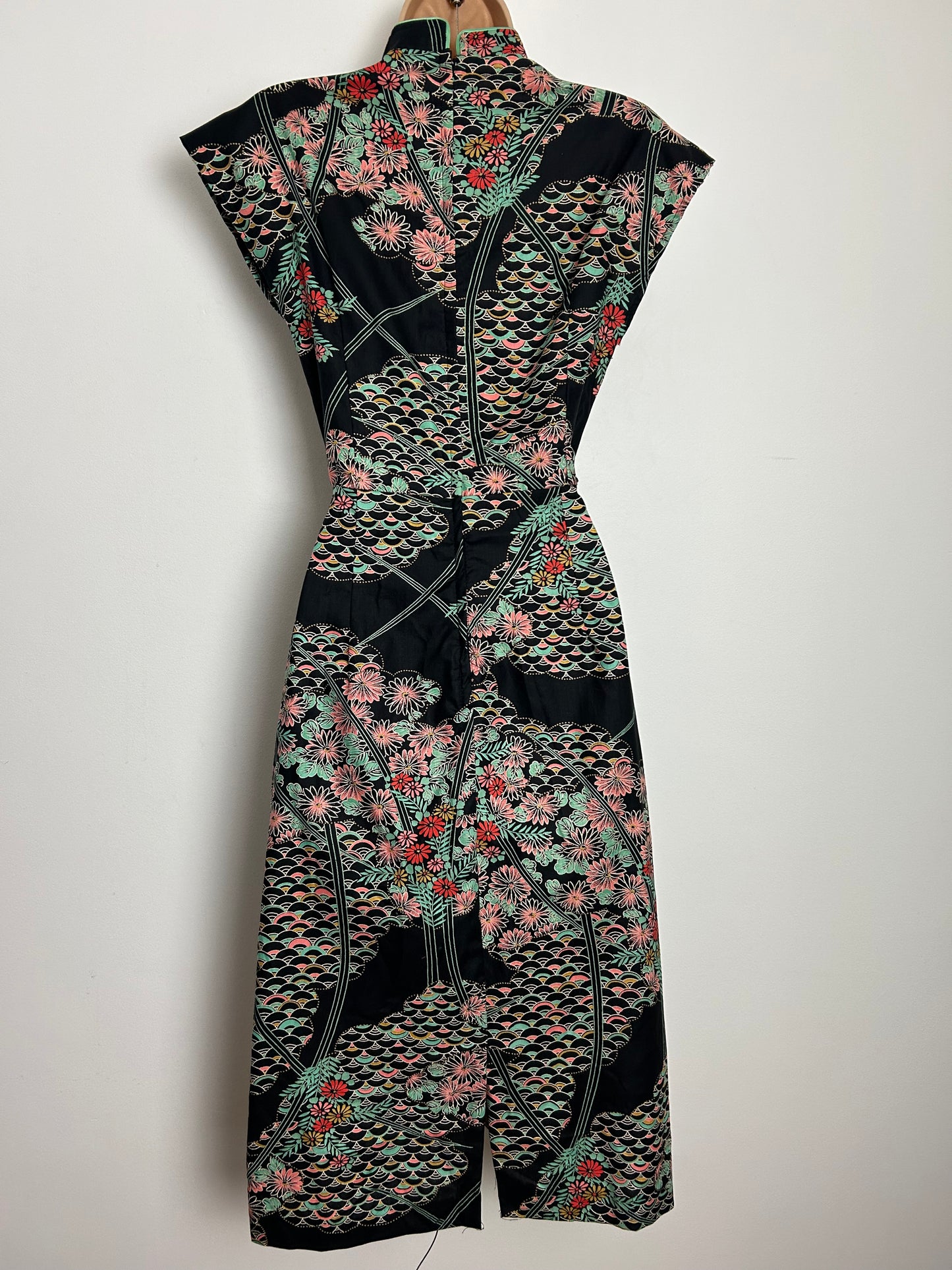 Vintage 1970s Size 6 Pretty Black Pink & Mint Green Japanese Print Cotton Day Dress