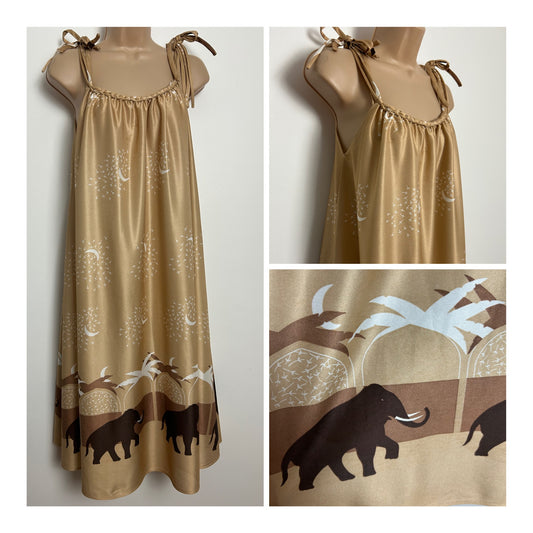 Vintage 1970s Size 10-12 Beige Brown & White Elephant & Star Print Tie Shoulder Summer Smock Dress