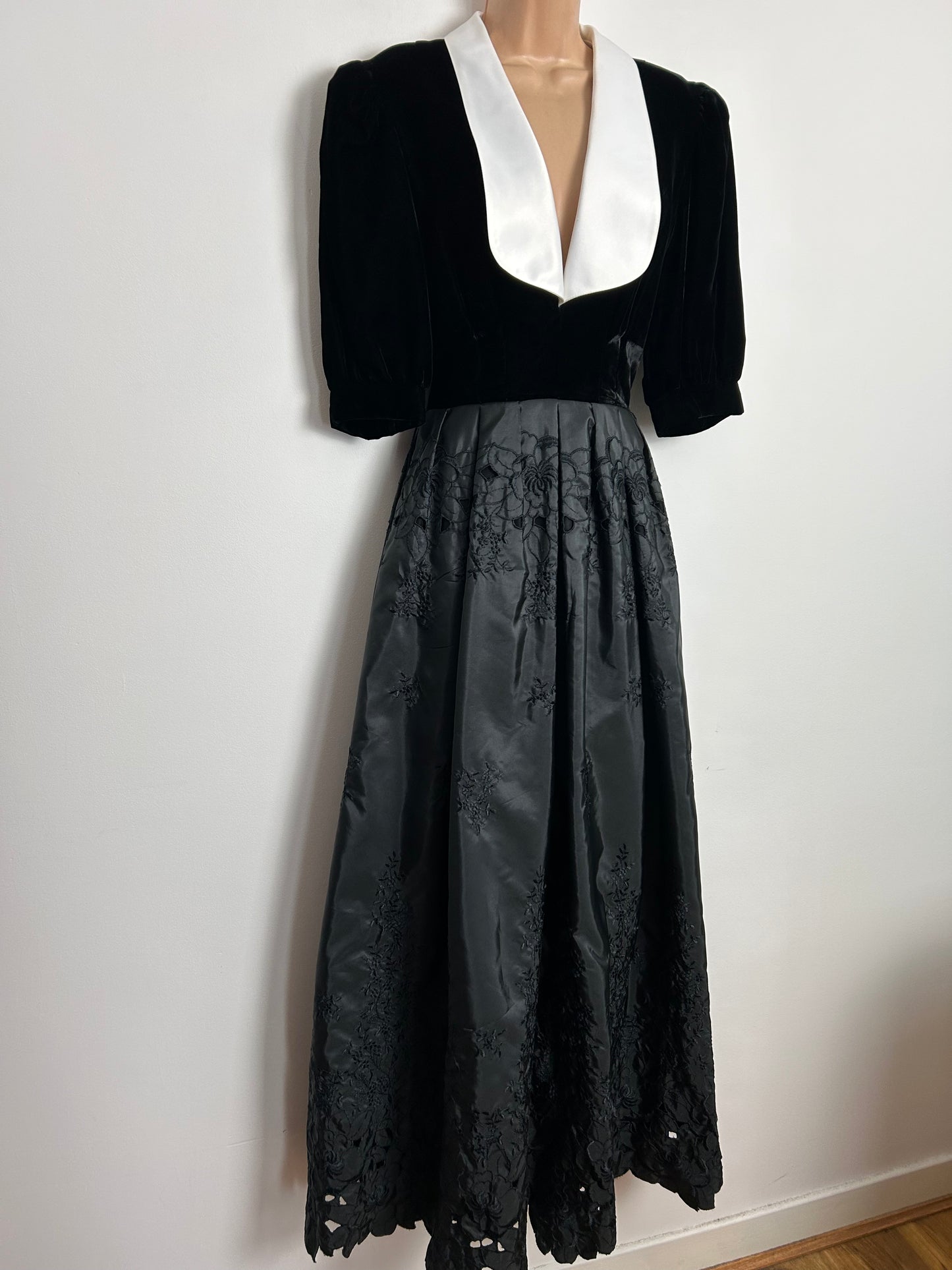 Vintage 1980s YVETTE Paris UK Size 10 Black Velvet Bodice Short Sleeve Gothic Occasion Maxi Dress With Removable Collar