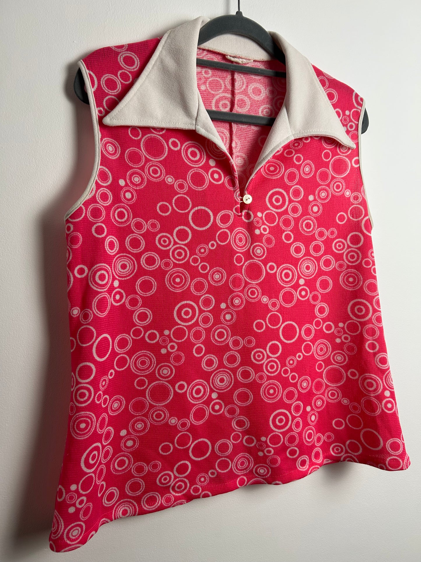 Vintage 1970s Size 10-12 Hot Pink & White Circle Print Wide White Collar Sleeveless Top