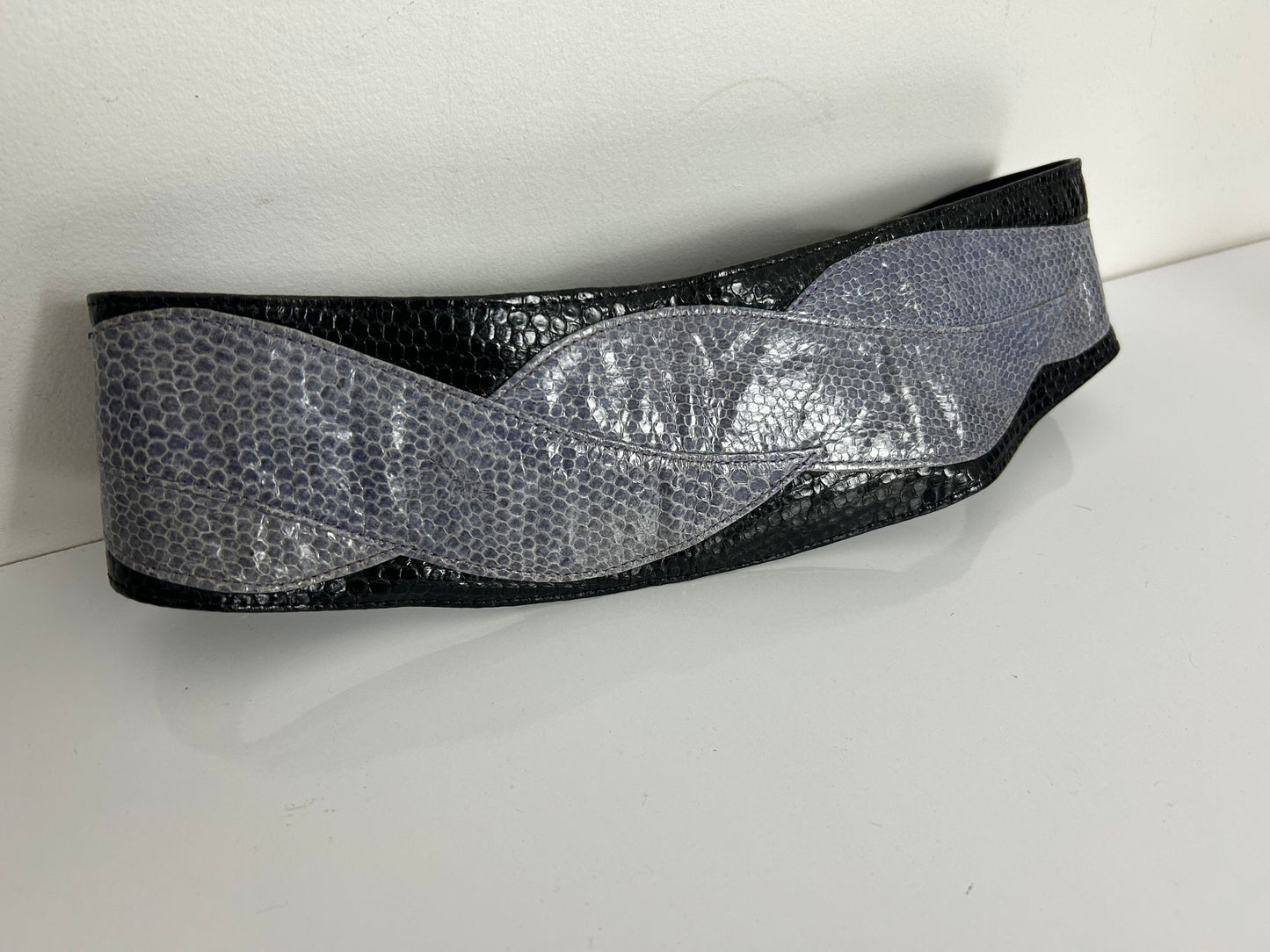 Vintage 1980s Black & Grey Mock Reptile Skin New Romantic Style Leather Wide Cinch Belt 28" Waist