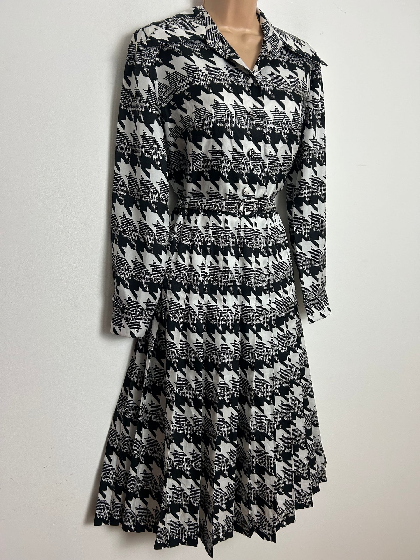 Vintage 1970s BUSSE COUTURE Size 10 Black & White Dogtooth Check Dagger Collar Belted Pleated Dress