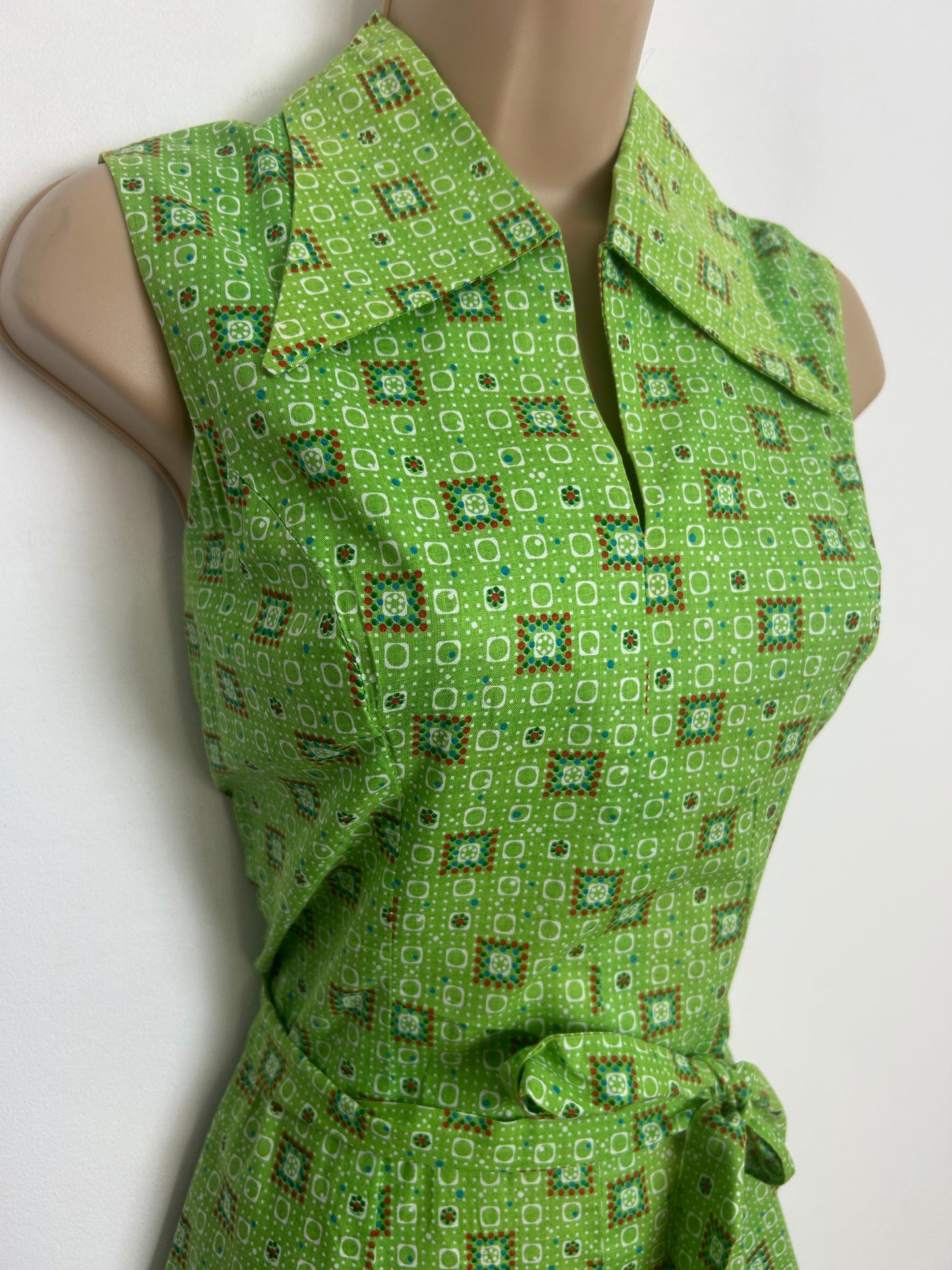 Vintage 1970s Size 8 Cute Green Geo Print Dagger Collar Sleeveless Belted Fit & Flare Mod Day Dess