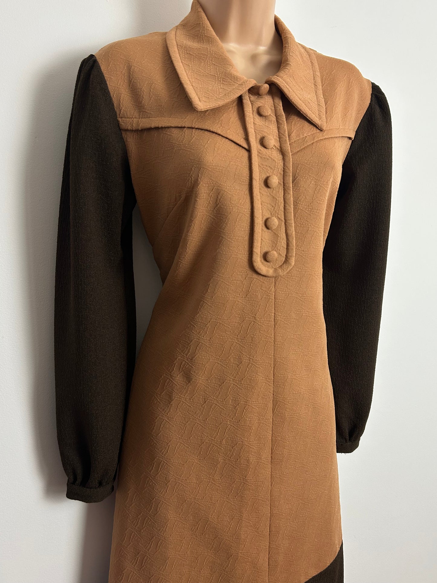 Vintage 1960s Size 12 Camel & Dark Brown Contrast Long Sleeve Crimplene Mod Shift Dress