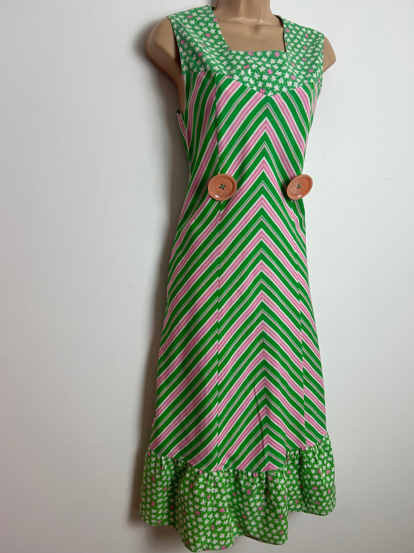 Vintage 1970s Size 10-12 Green & Pink Chevron Stripe & Leaf Print Cotton Button Detail Shift Dress