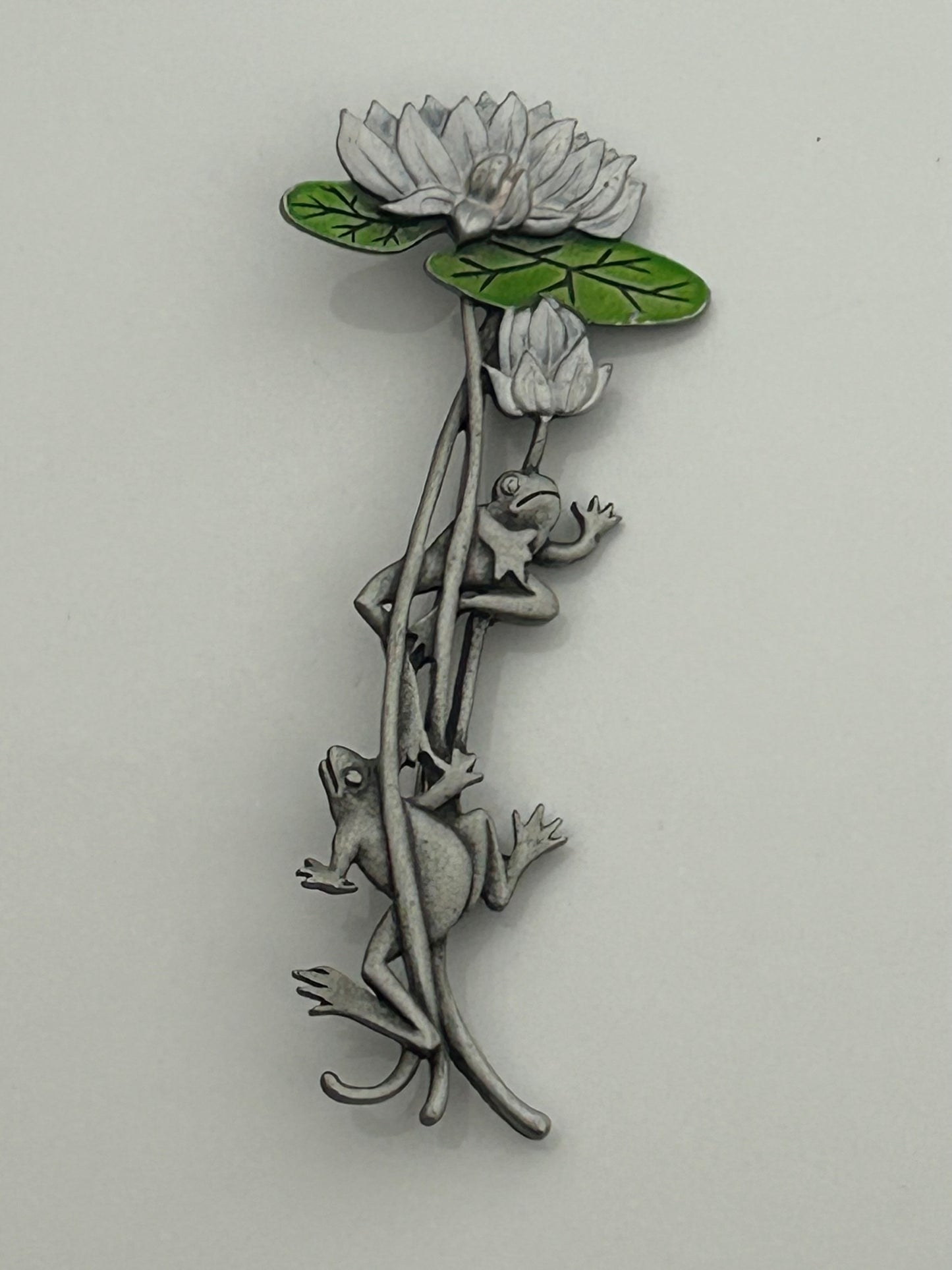 Vintage JJ (JONETTE) Collectable Exquisite Silver Tone Pewter & Green Enamel Frogs & Lily Pad Pin Brooch