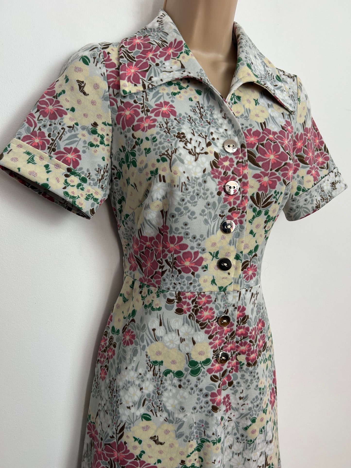 Vintage 1970s Size 8-10 Pale Grey Pink & Cream Floral Print Short Sleeve Mod Fit & Flare Day Dress