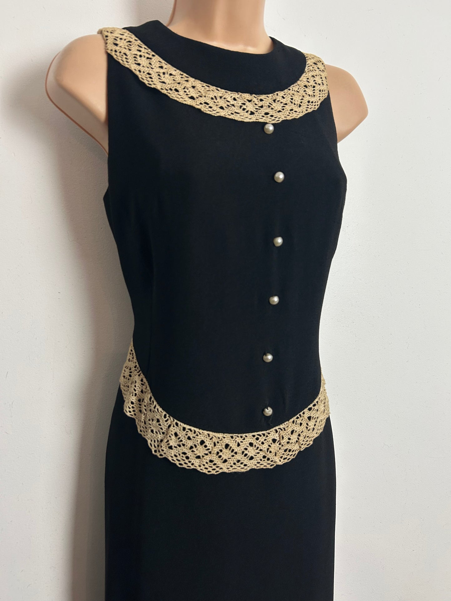 Vintage 1960s Size 10-12 Black & Cream Lace Trim Sleeveless Mod Shift Dress