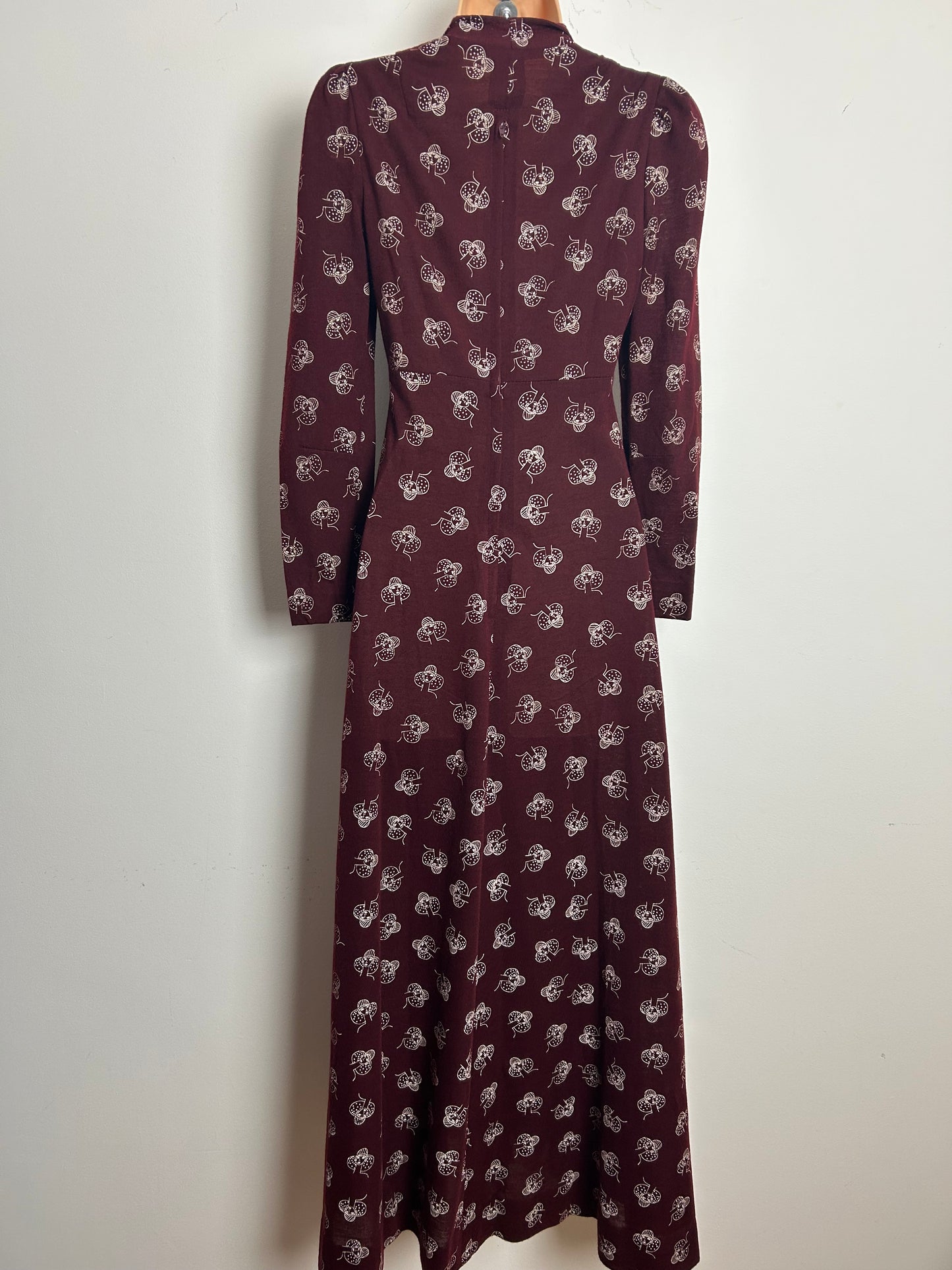 Vintage 1970s Size 6-8 Maroon Red Flapper Girls Face Novelty Print Long Size Jersey Maxi Dress