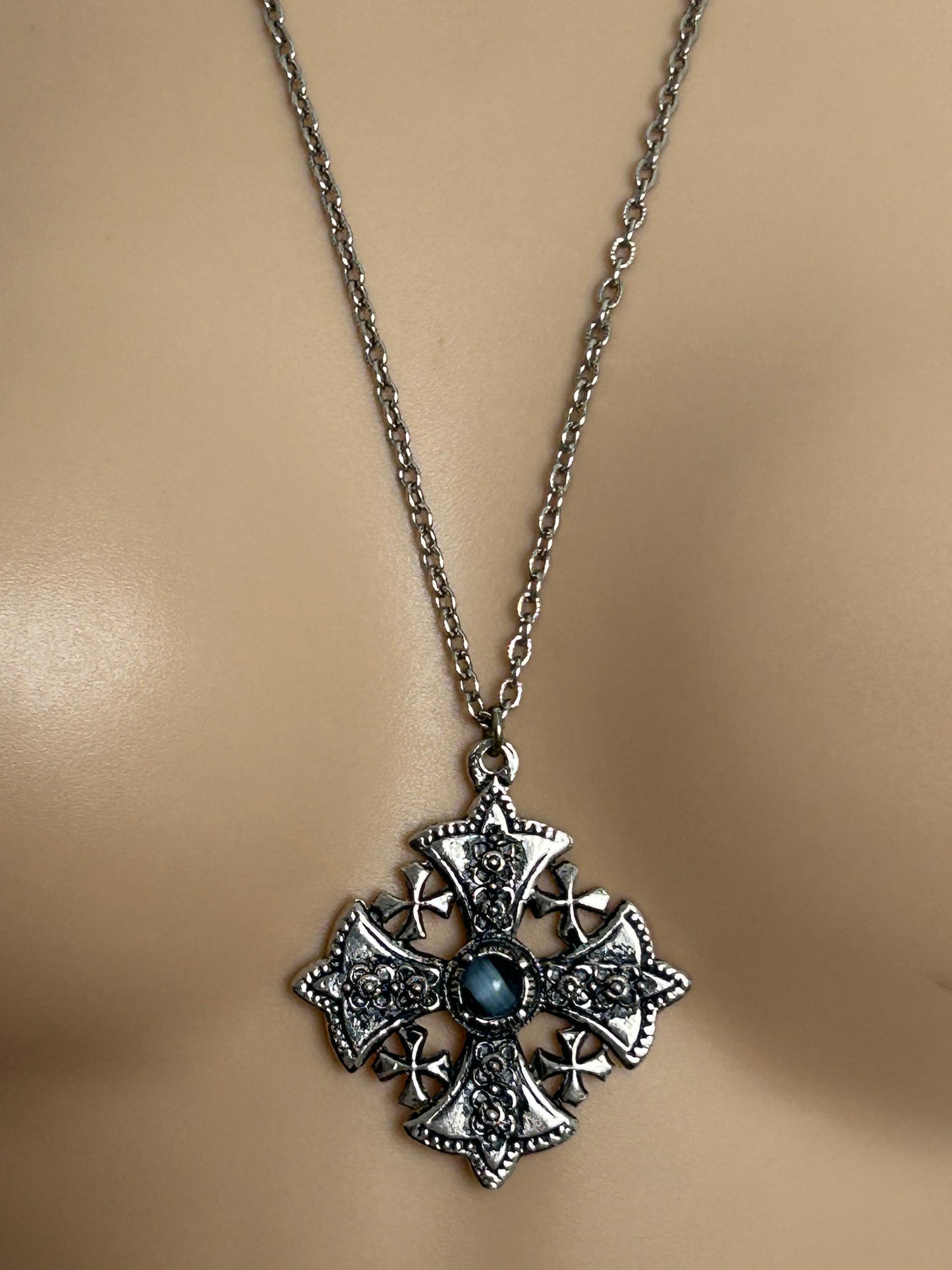 Vintage Silver Tone Scottish Celtic Style Blue Stone Set Pendant & Chain Necklace