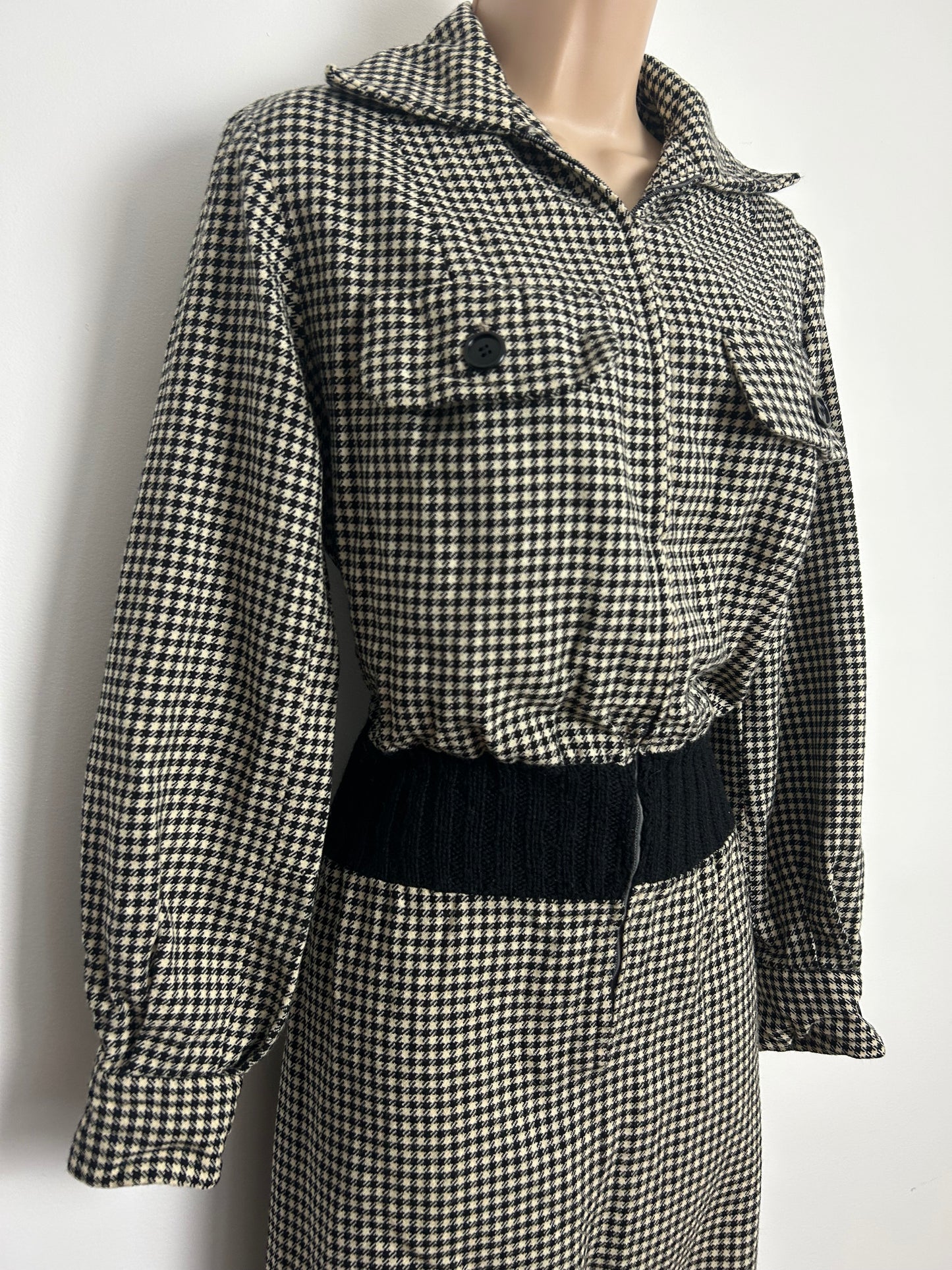 Vintage 1980s Size 12 Black & Beige Dogtooth Check Wool Mix Zip Front Long Sleeve Jumpsuit